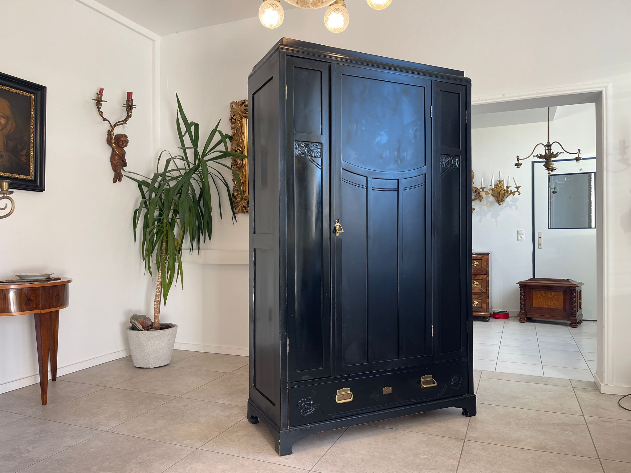 1cd0c3e5-e041-4813-b6aa-9366745c4beb Jugendstil Garderobenschrank Schwarz - Antiker Schrank mit floralen Mustern A5051
