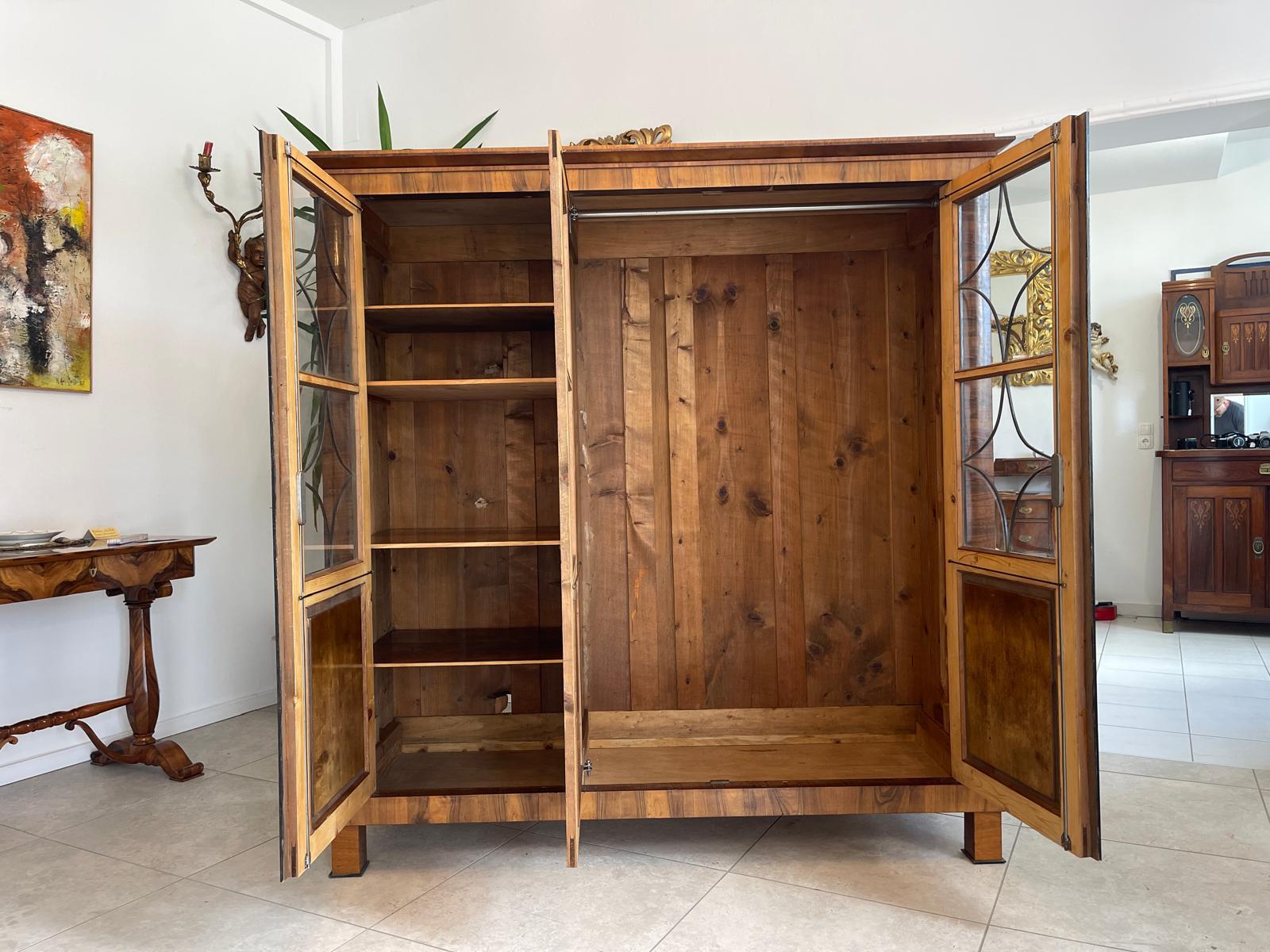 Biedermeier Vitrinenschrank Glasschrank Nussholz Kleiderschrank G1647