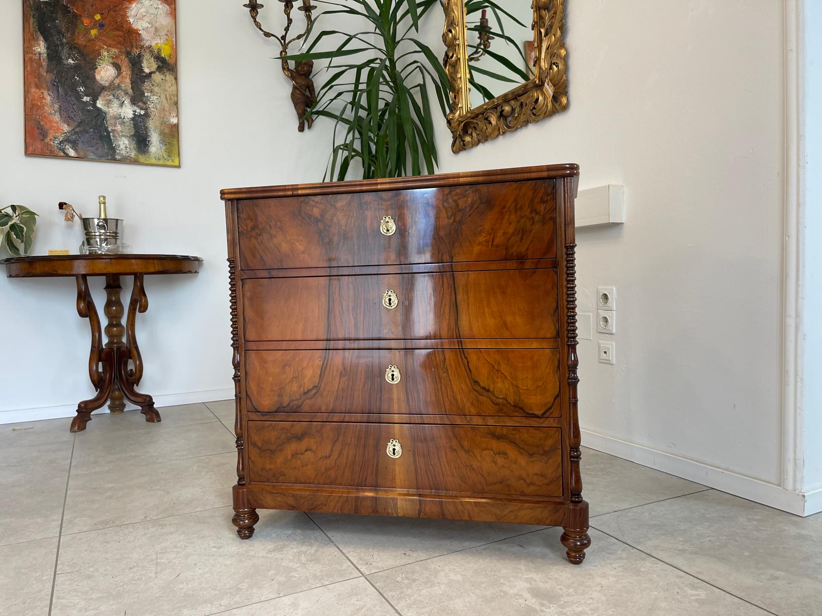 Restaurierte Nussholzfurnierte Spät Biedermeier Kommode Antiquität G1744