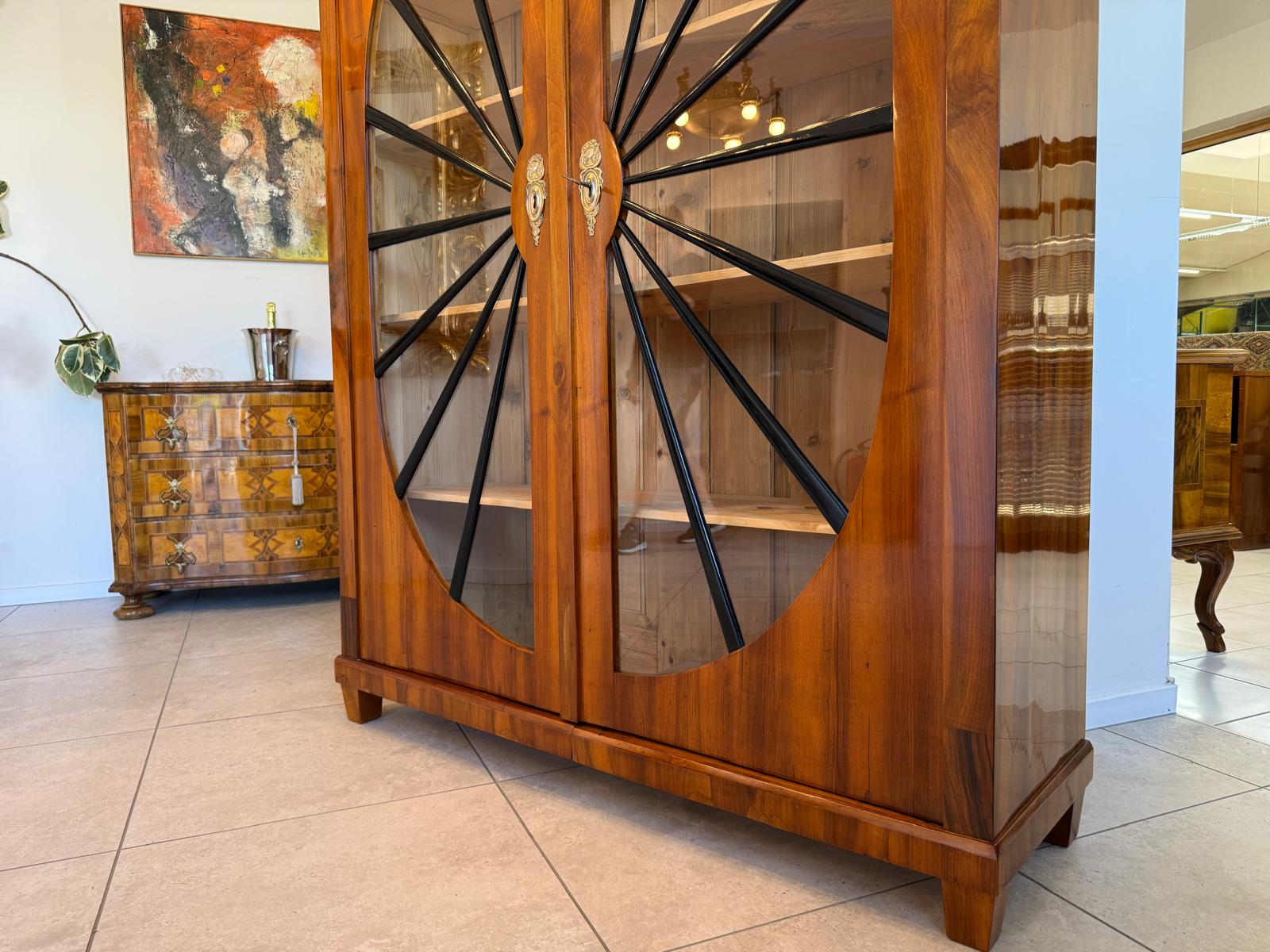 Biedermeier Vitrine Sonnenvitrine Bücherschrank Bibliotheksschrank Nussholz D2607