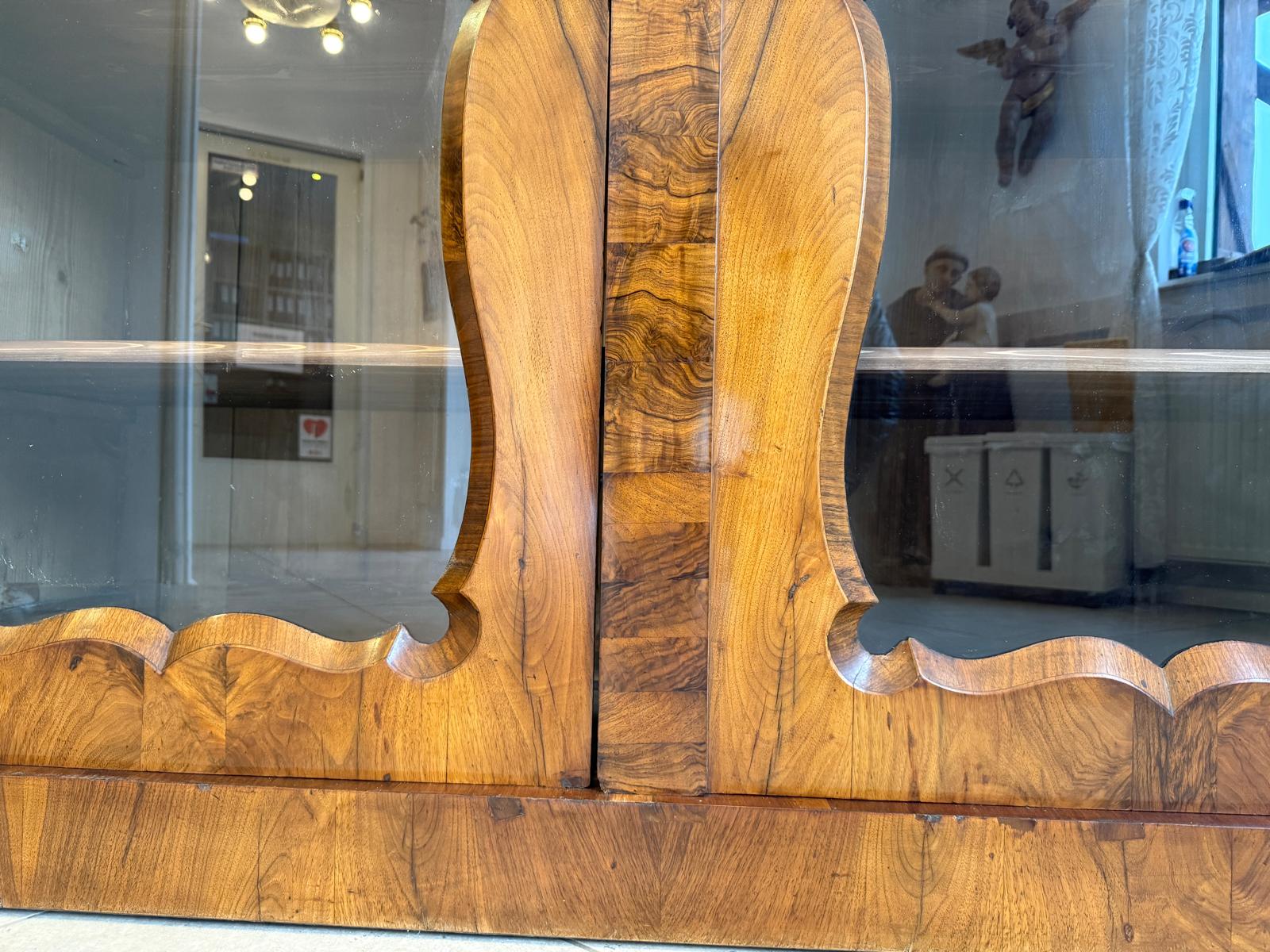 Biedermeier Vitrinenschrank Glasschrank Nussholz Kleiderschrank G2365