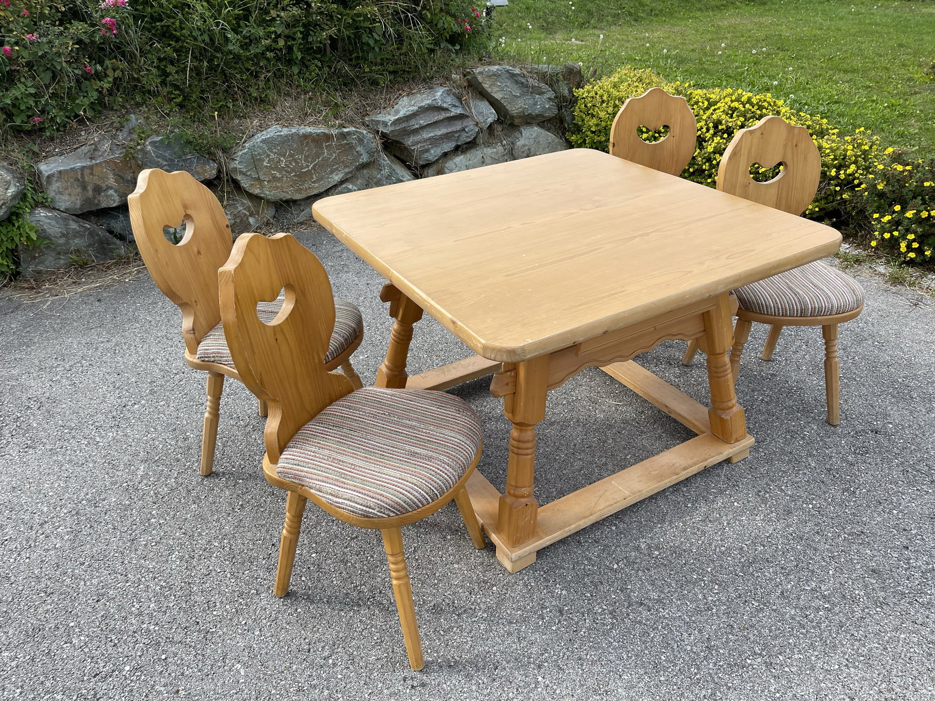 bauernstube-bauernkasten-_155 bäuerliche Sitzgruppe Tisch 4 Bauernsessel A3116