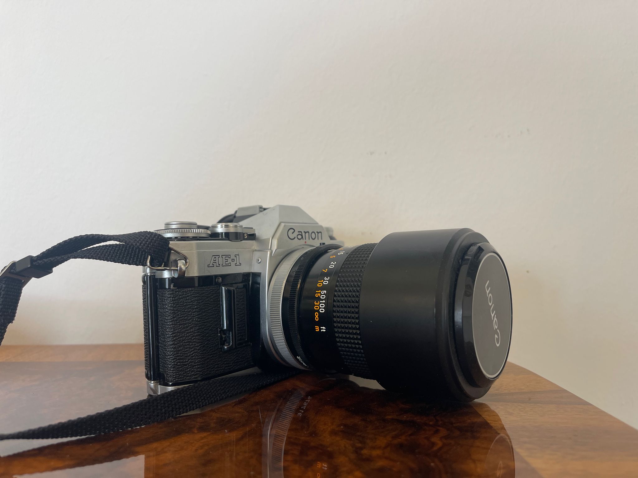Canon AE1 Spiegelreflexkamera mit automatischer Belichtungssteuerung
