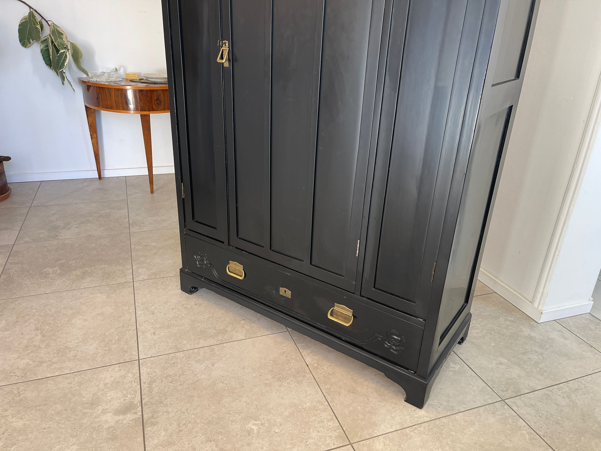 4329e7b4-90df-49a3-9fa3-5824d81b964a Jugendstil Garderobenschrank Schwarz - Antiker Schrank mit floralen Mustern A5051