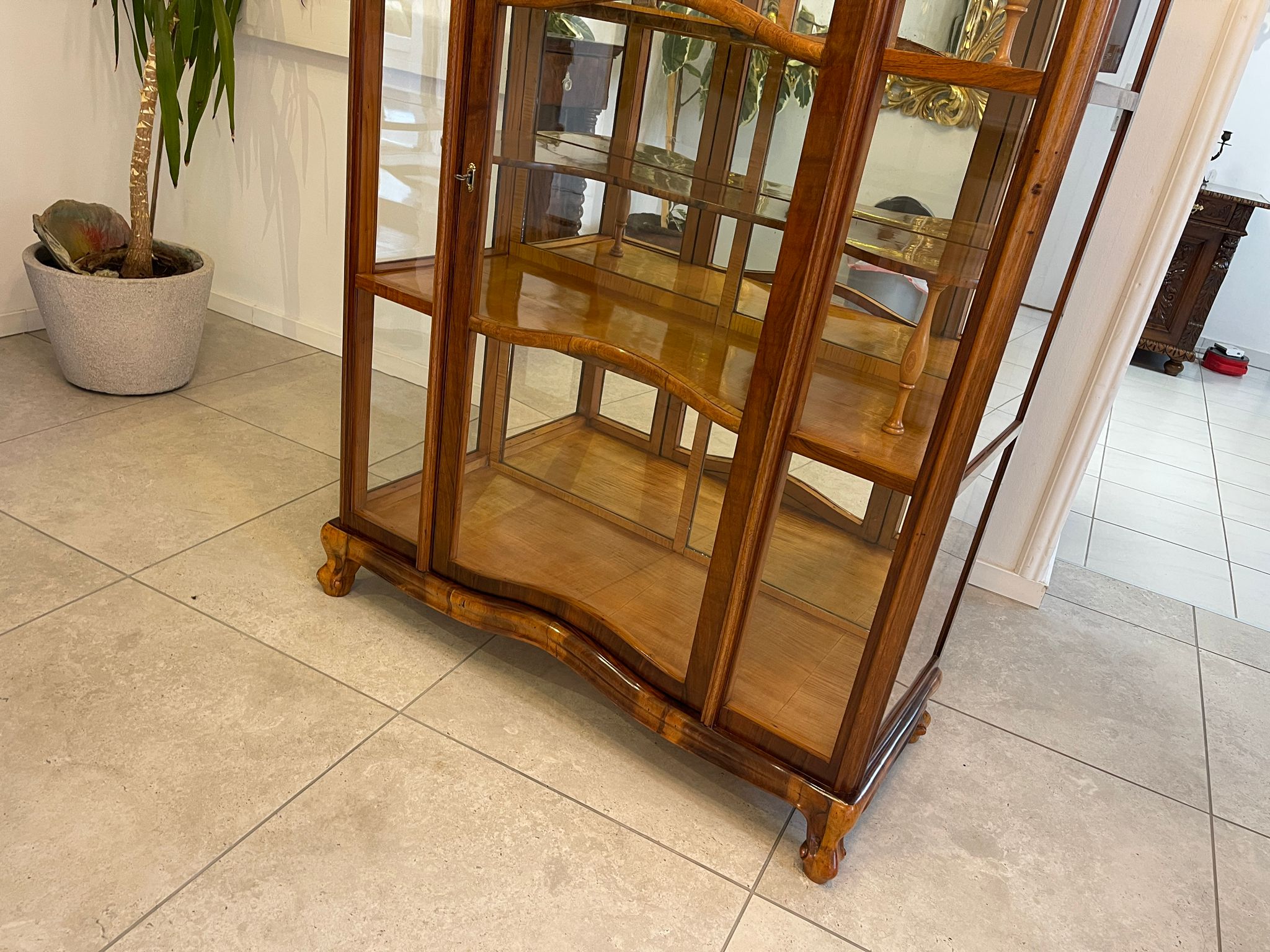 bda9c9cb-fb7a-45c3-8f78-f6cbf0ef3646 Biedermeier Vitrine Bücherschrank Nussholz A4949
