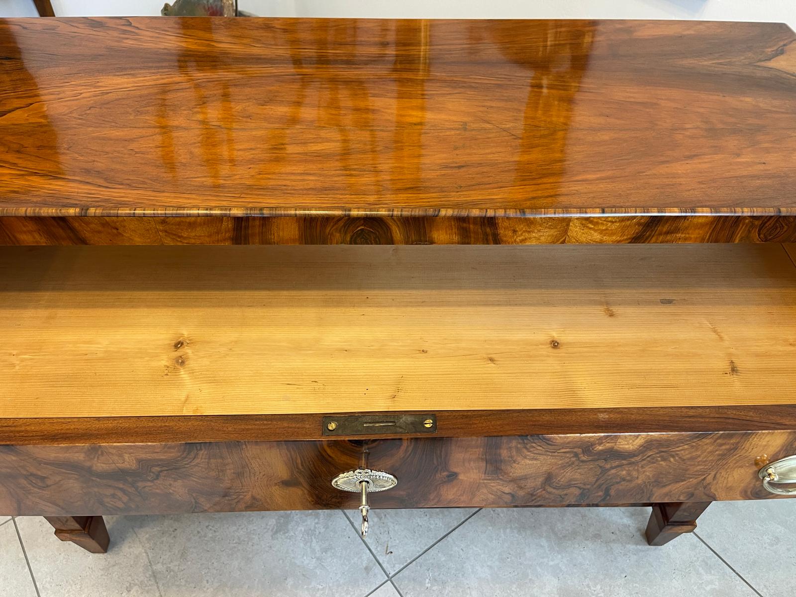 Restaurierte Nussholzfurnierte Empire Kommode Antiquität Säulenkommode G1188