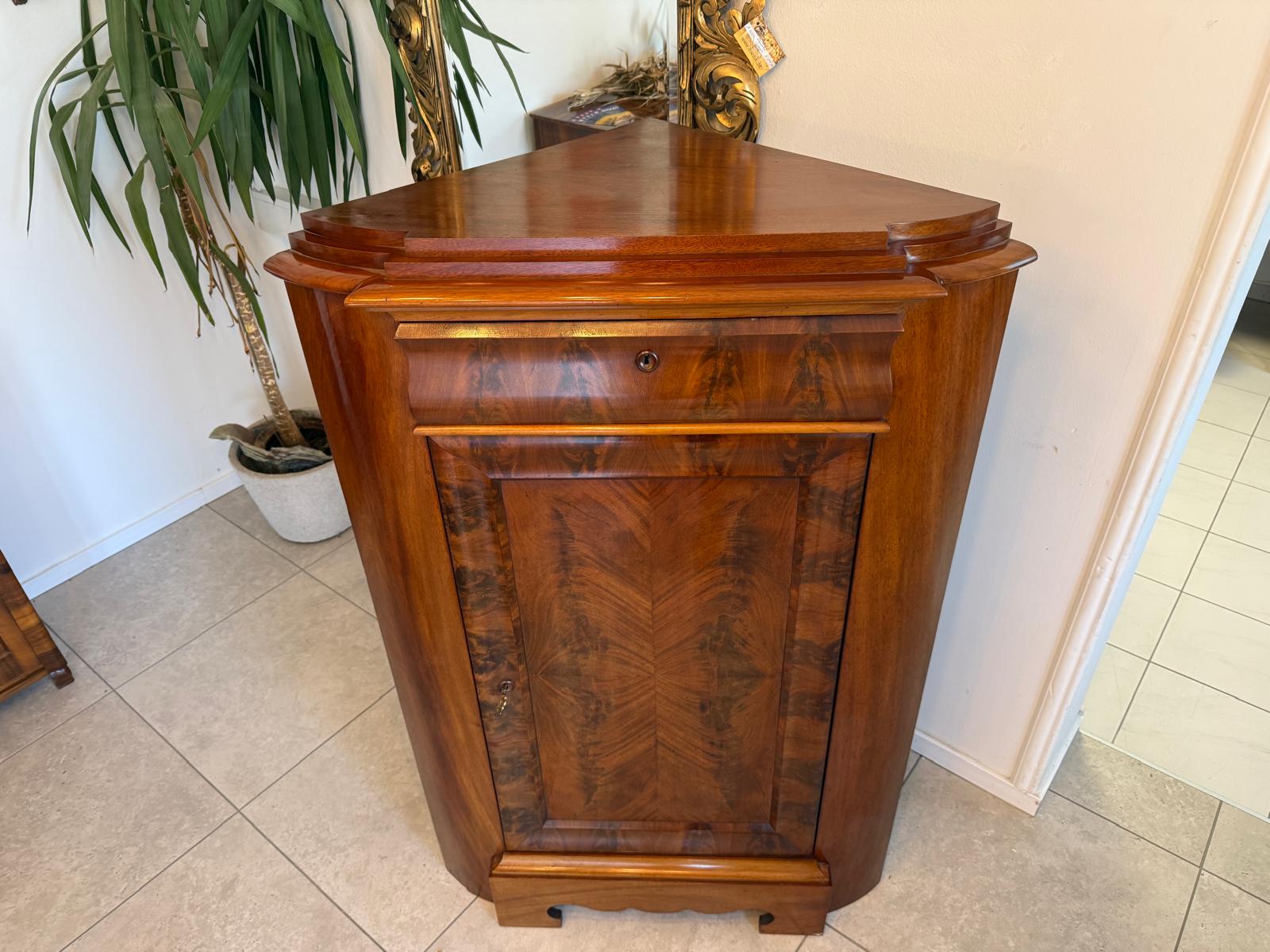 Biedermeier Eckschrank Eckanrichte Originalstück aus Nussholz D2904