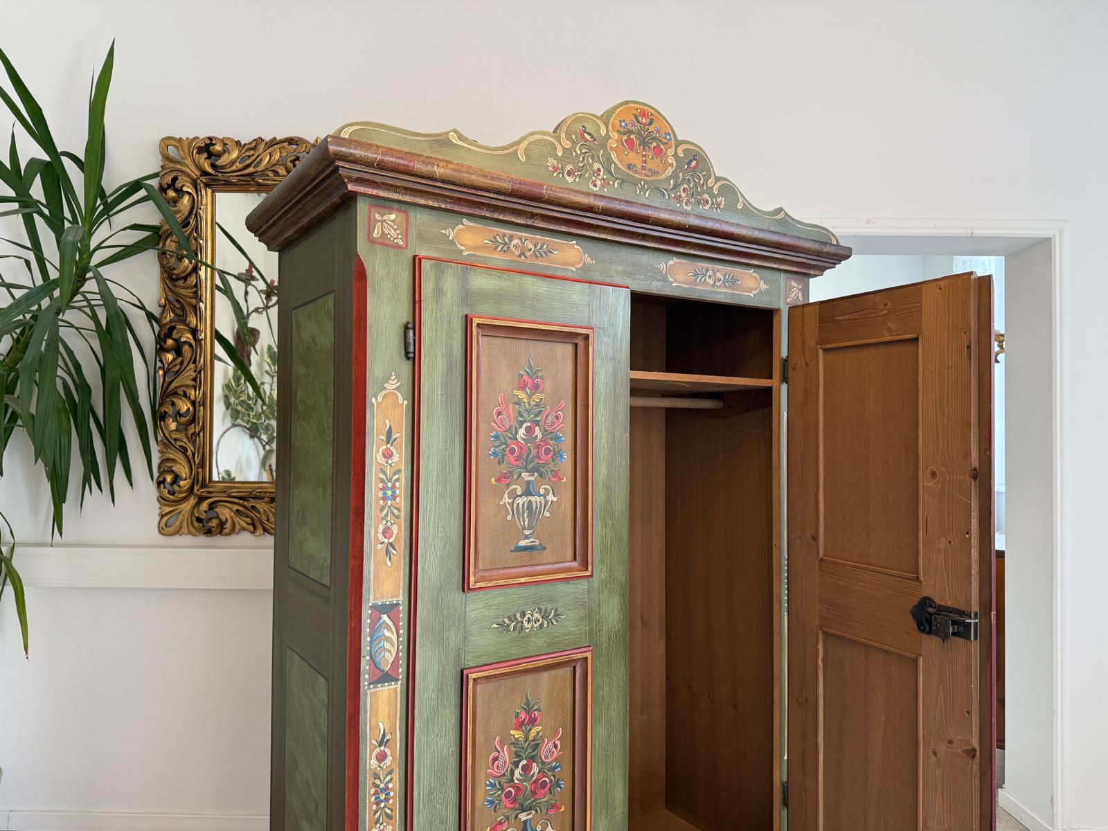 Originaler Voglauer Schrank Bauernschrank Anno 1800 Altgrün G2169