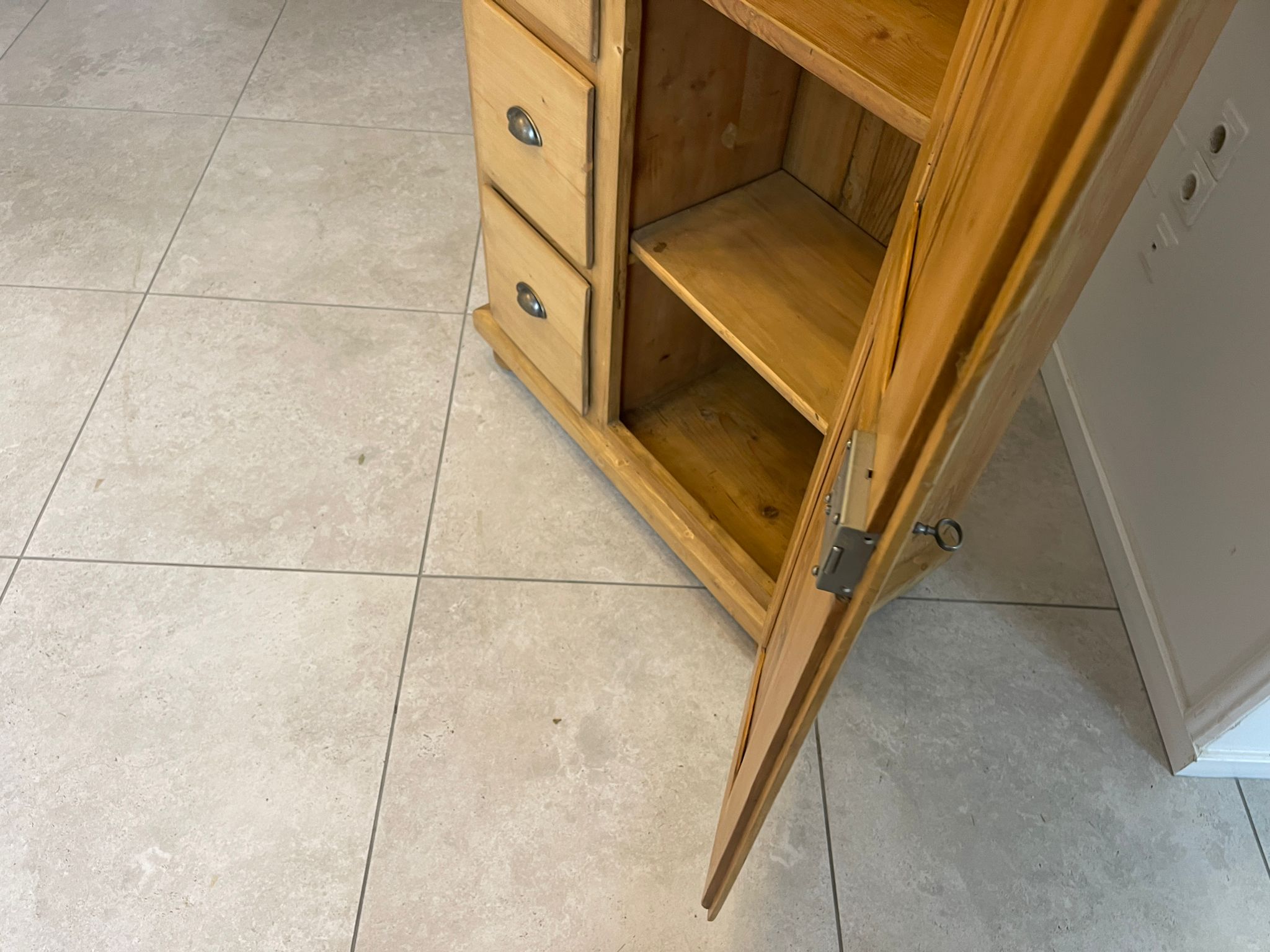 7033ade3-3365-469d-8b96-2d869ff0bc7f Bäuerlicher uriger Brotschrank Almerschrank Speiskasten Bauernkasten A5034