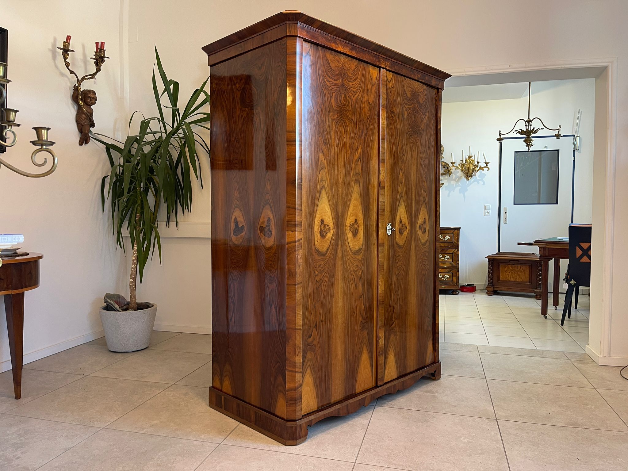 f689ba4e-d7ca-412e-853f-f36f67e4af5c Restaurierter Biedermeier Schrank Garderobe mit Nussbaumfurnier A5050