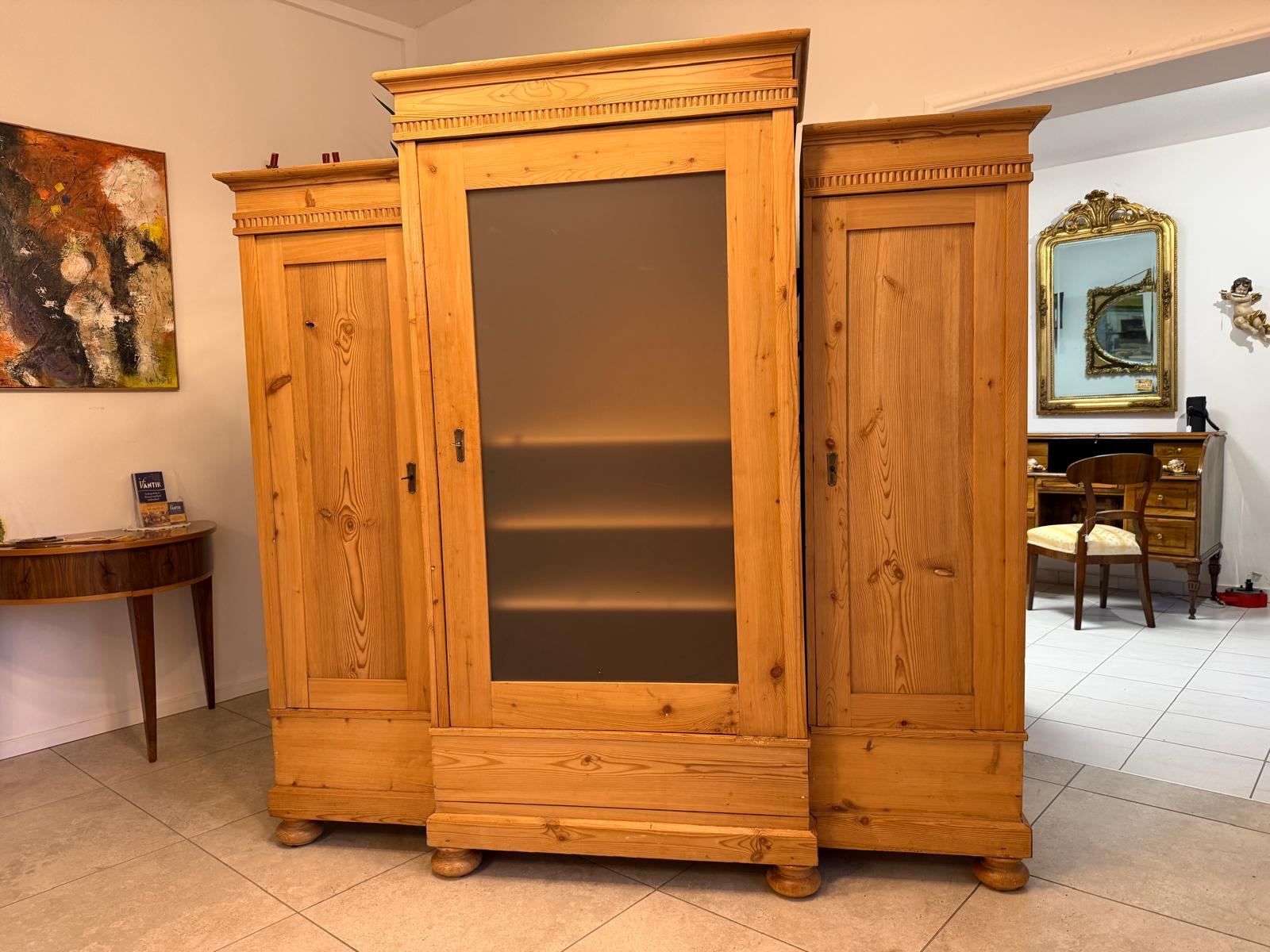 Originaler 3 teiliger Gründerzeit Garderobenschrank Weichholz Antiquität G2401