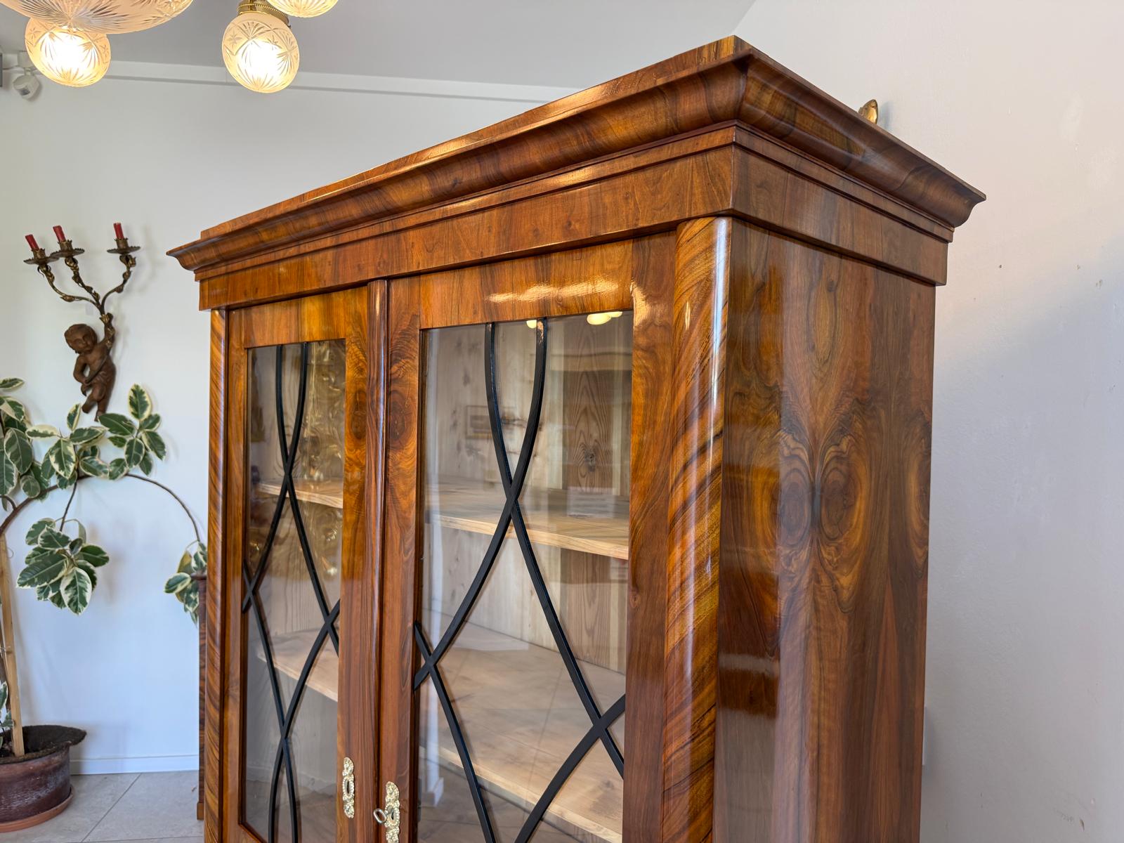 Biedermeier Vitrine Bücherschrank Restauriert Nussbaum Antiquität SALE D2396
