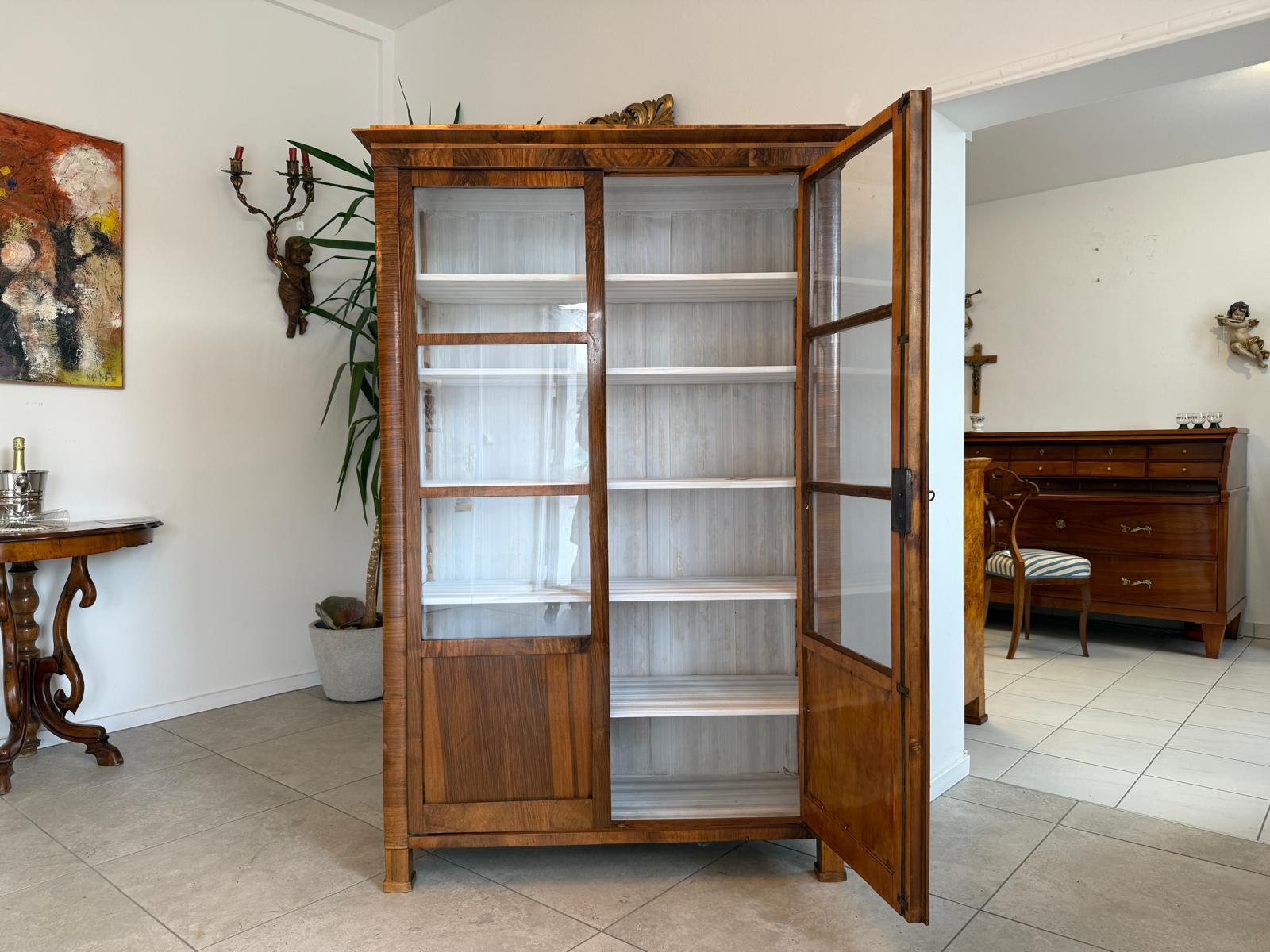 Biedermeier Vitrinenschrank Glasschrank Nussholz Antiquität G1797