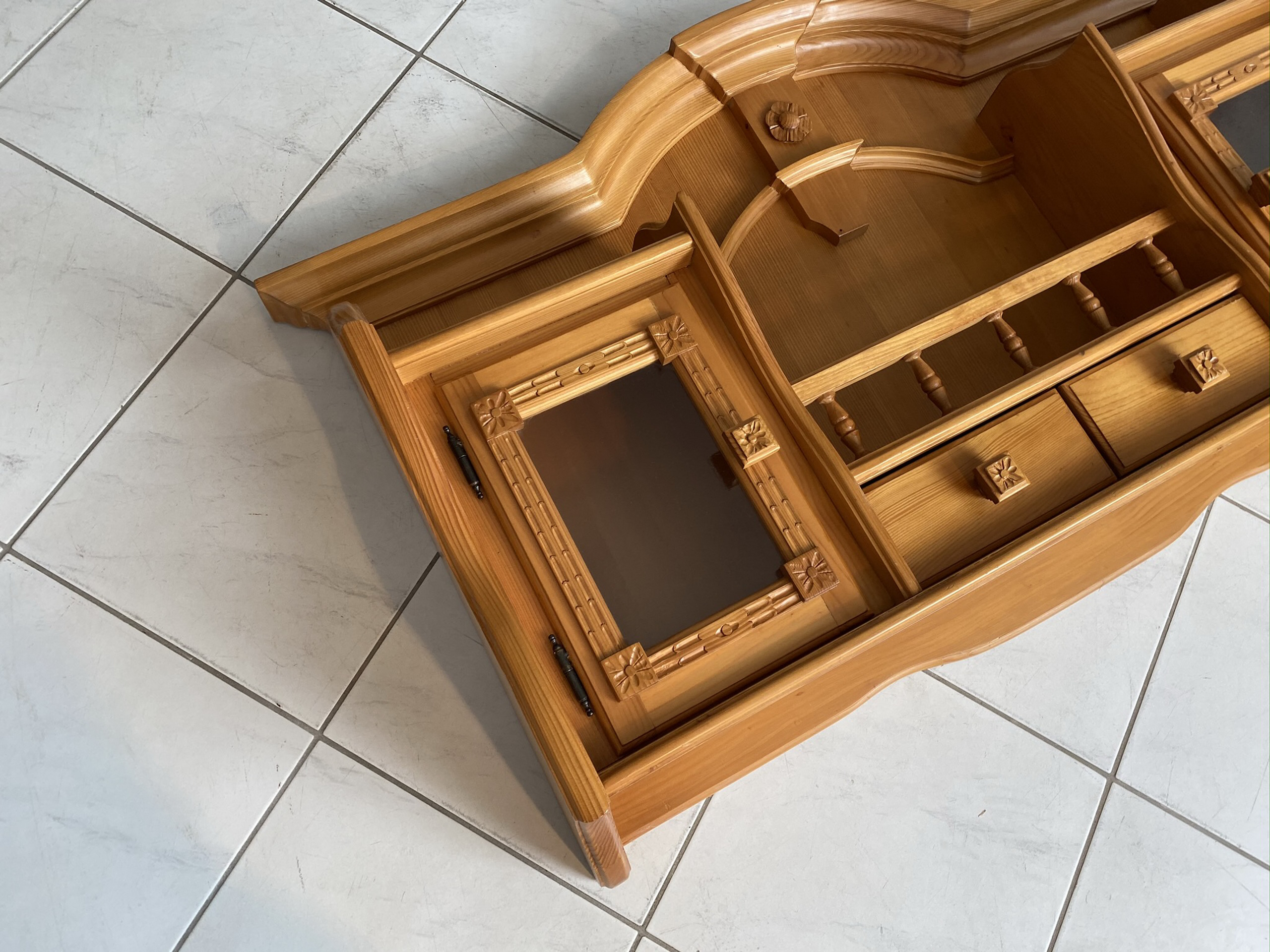 IMG_07237f2EpJAf70WdY Hübsches altes bäuerliches Wandregal in Beige - Schmales Stellage E1522