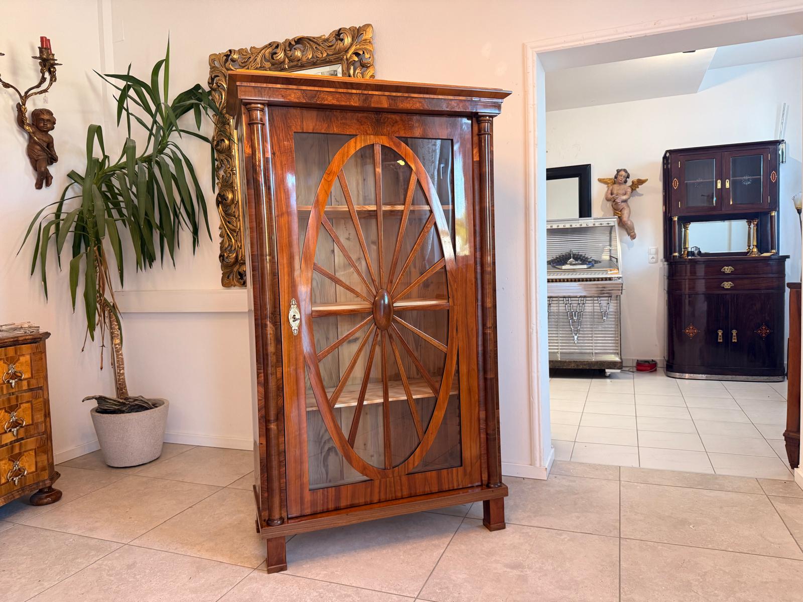 Biedermeier Vitrine Sonnenvitrine Bibliotheksschrank Nussholz Restauriert D2767