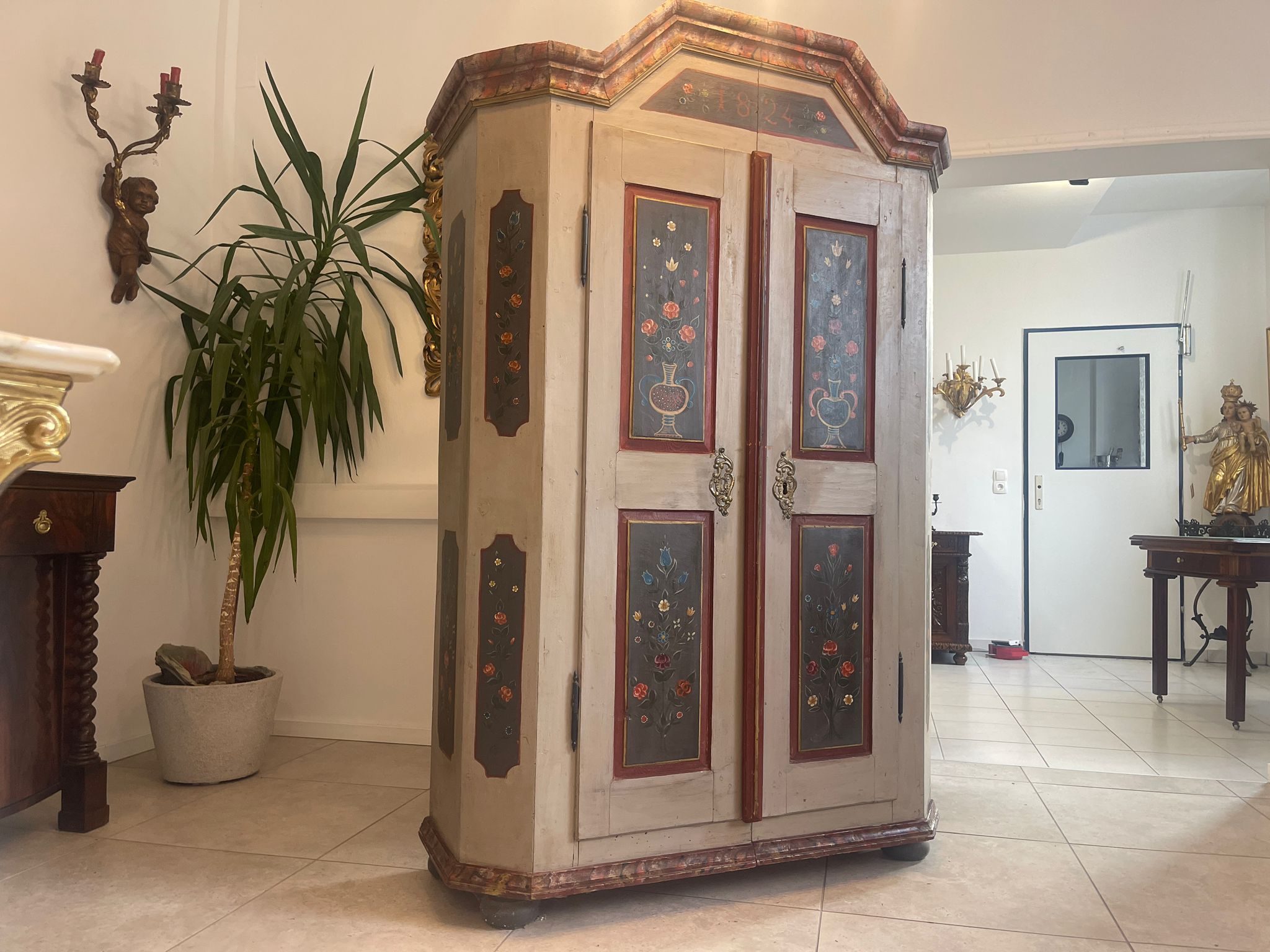 f1499215-21fe-42a8-afdd-94a30776cd36 Antiker Bauernschrank Handbemalt Biedermeier Dielenschrank A4838