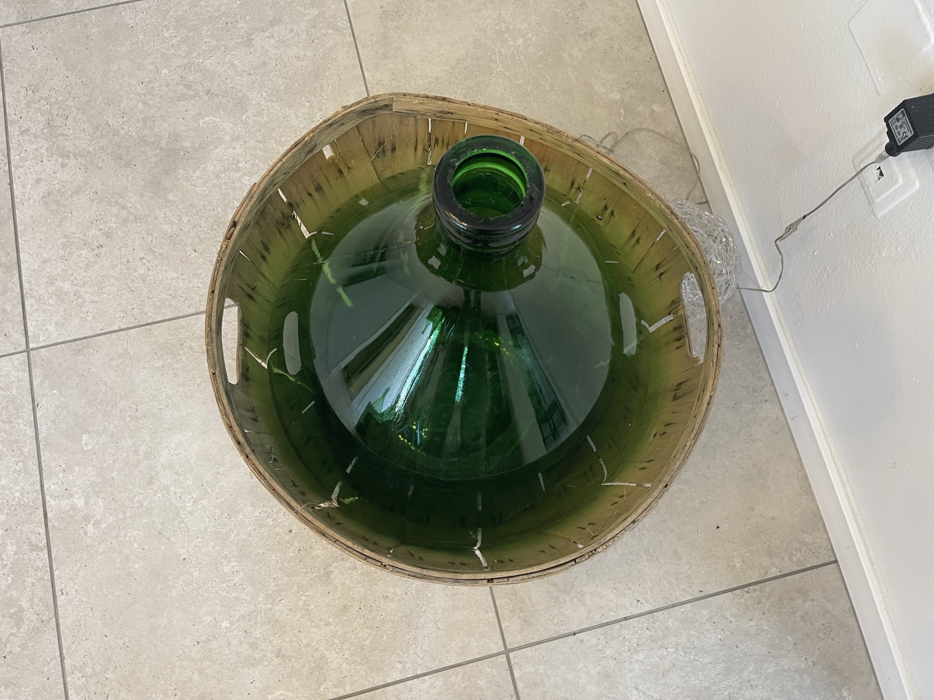 bauernstube_1080iRItMipthnUY Alte Ballonflasche 25 Liter Gärballon mit Korb und Lufteinschlüssen B1737Fl