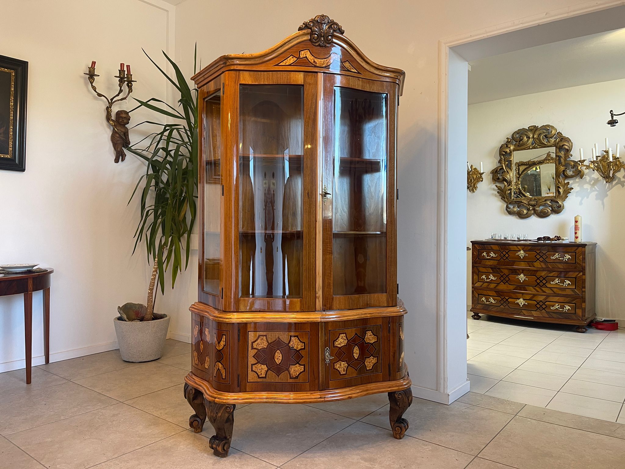 e640ade4-e826-4ce1-b32e-e6fdd79f5a5a Restaurierte Barock Vitrine Glasschrank mit Marketerien aus Holz A5100