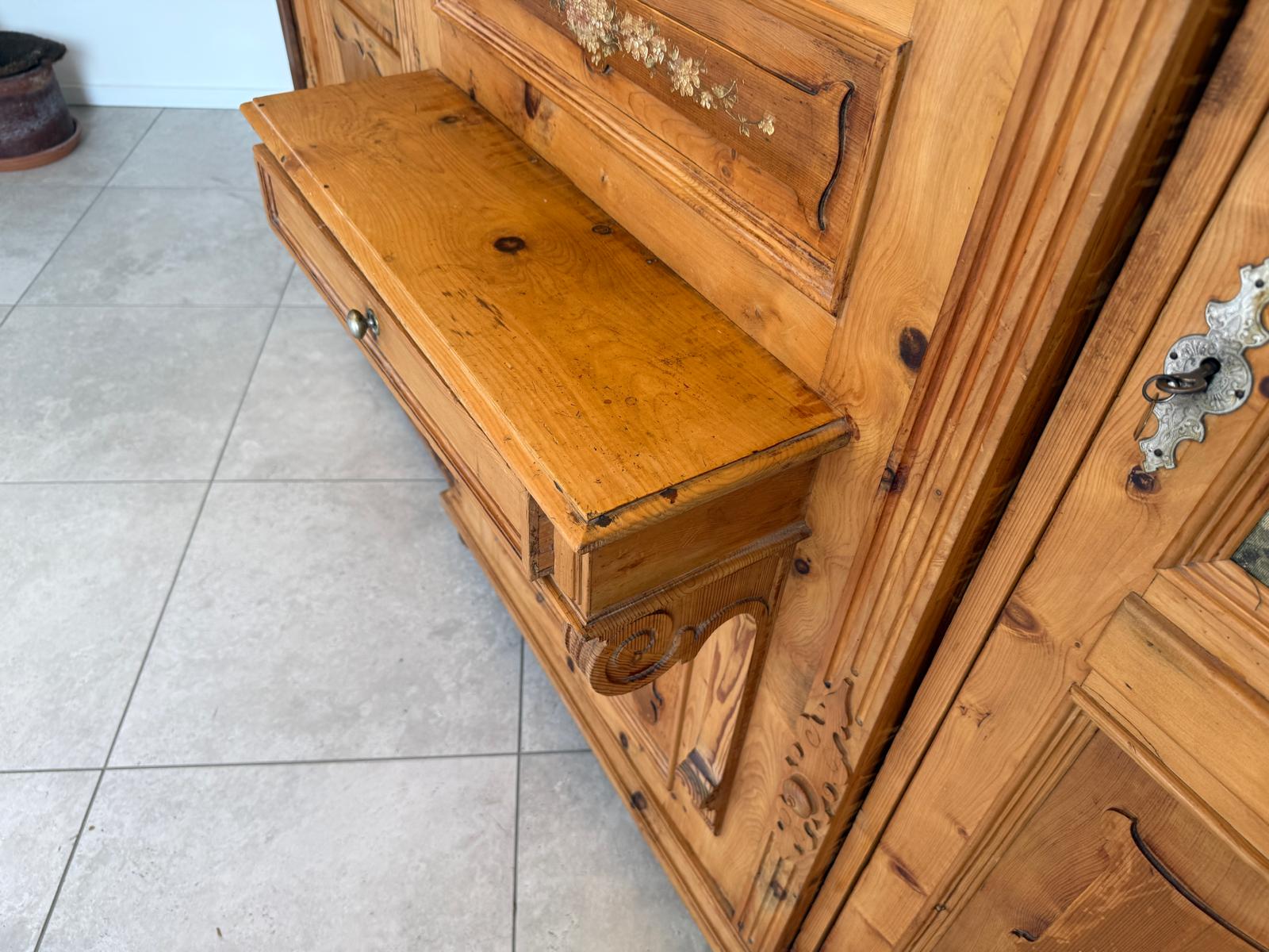 Bäuerlicher Zirbenholz Garderobenschrank Dielenschrank Bauernmöbel  G1957