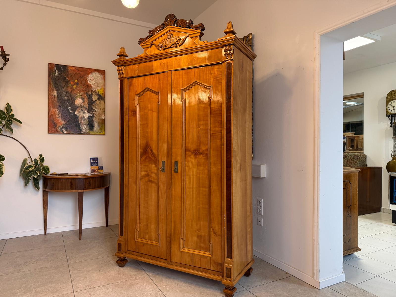 Altrestaurierter Gründerzeit Kasten Kleiderkasten Nussholz Kronenschrank D1065-1