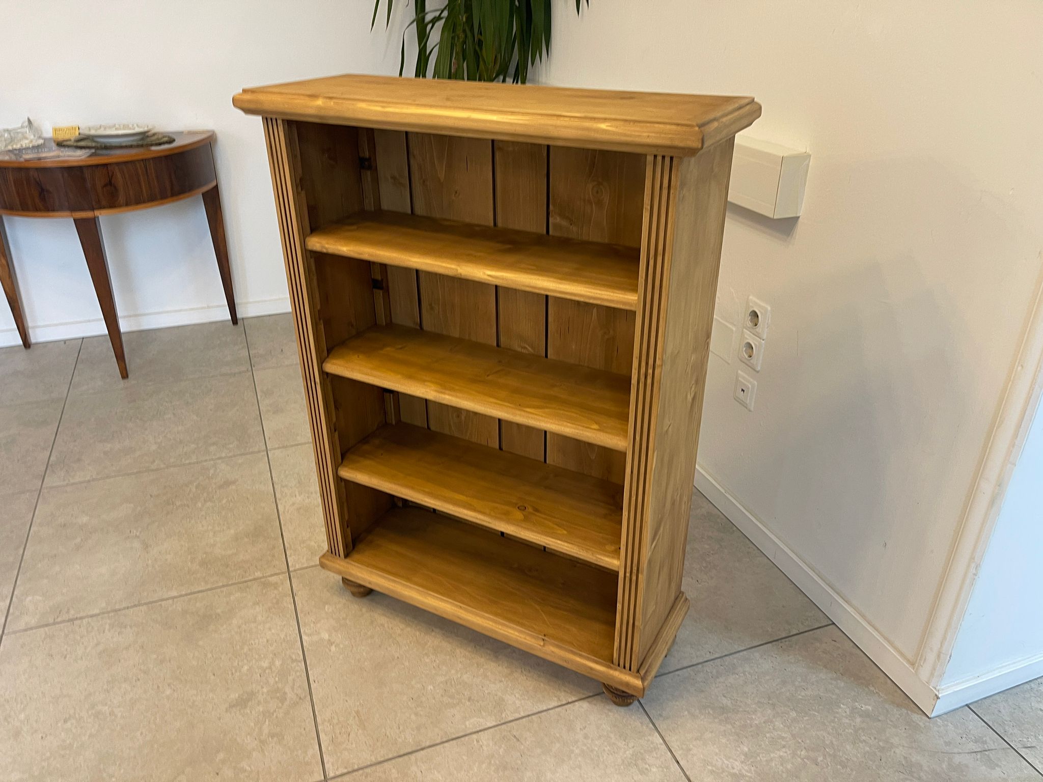 0f1c0df2-5a21-4b10-bd52-52afa0b8a830 Bäuerliches Regal Kommode Kasterl mit verstellbaren Tablaren A5059