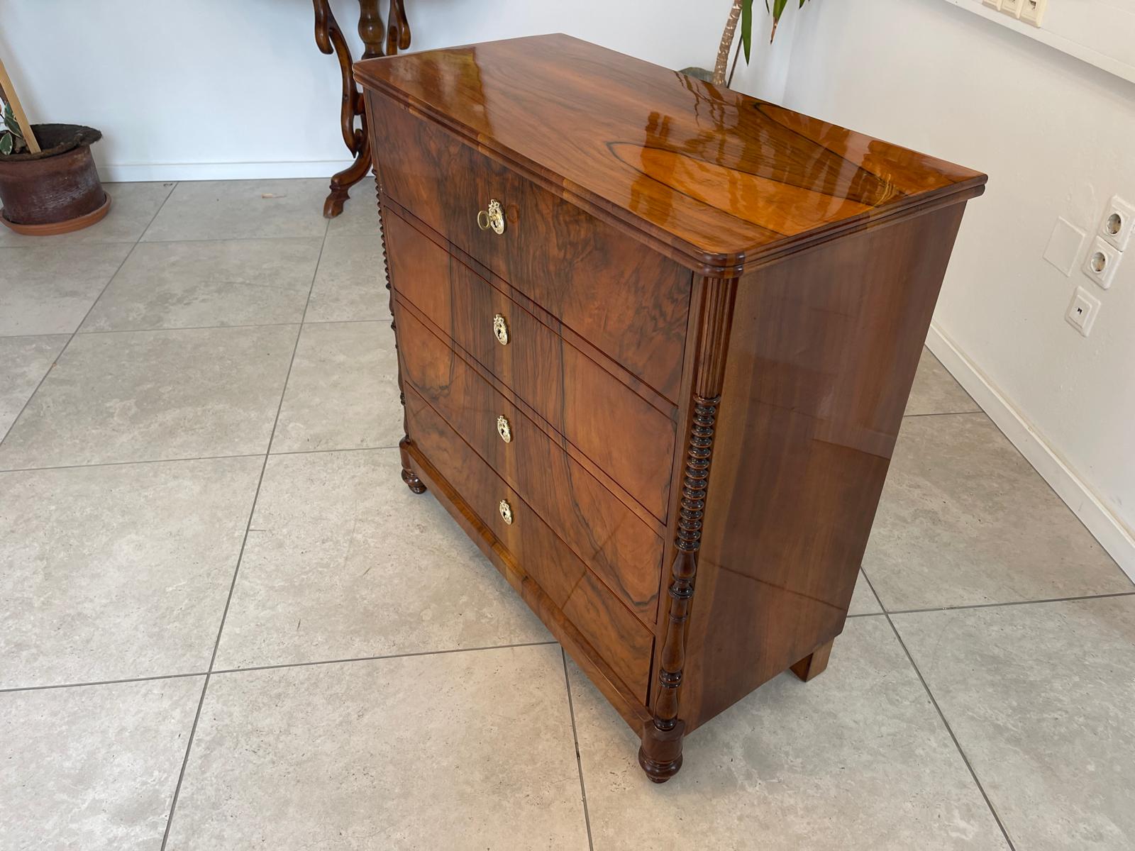 Restaurierte Nussholzfurnierte Spät Biedermeier Kommode Antiquität G1744