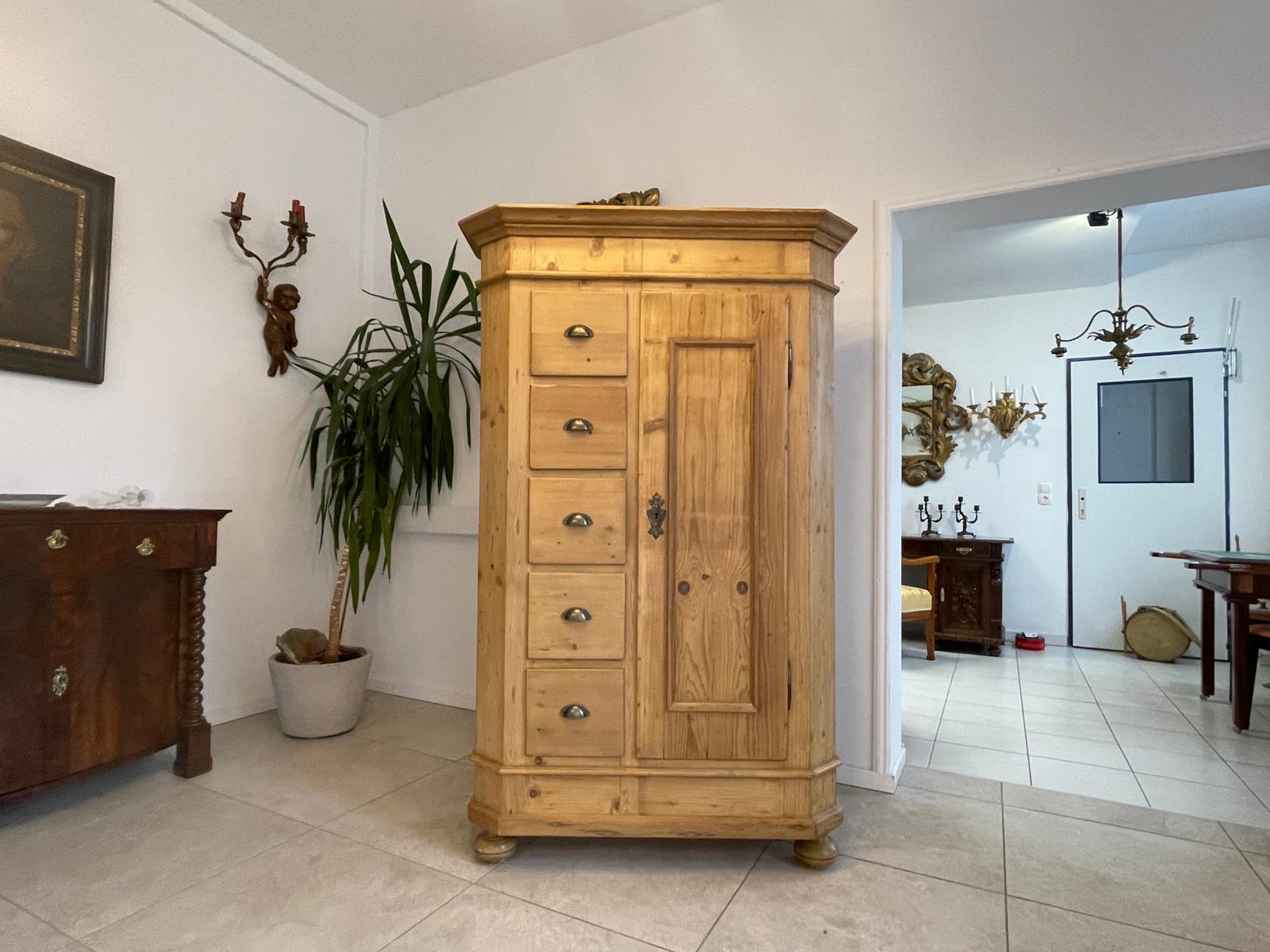 6987fc8a-412a-4d83-bdaa-2db5ba5b2b1b Bäuerlicher uriger Brotschrank Almerschrank Speiskasten Bauernkasten A5036