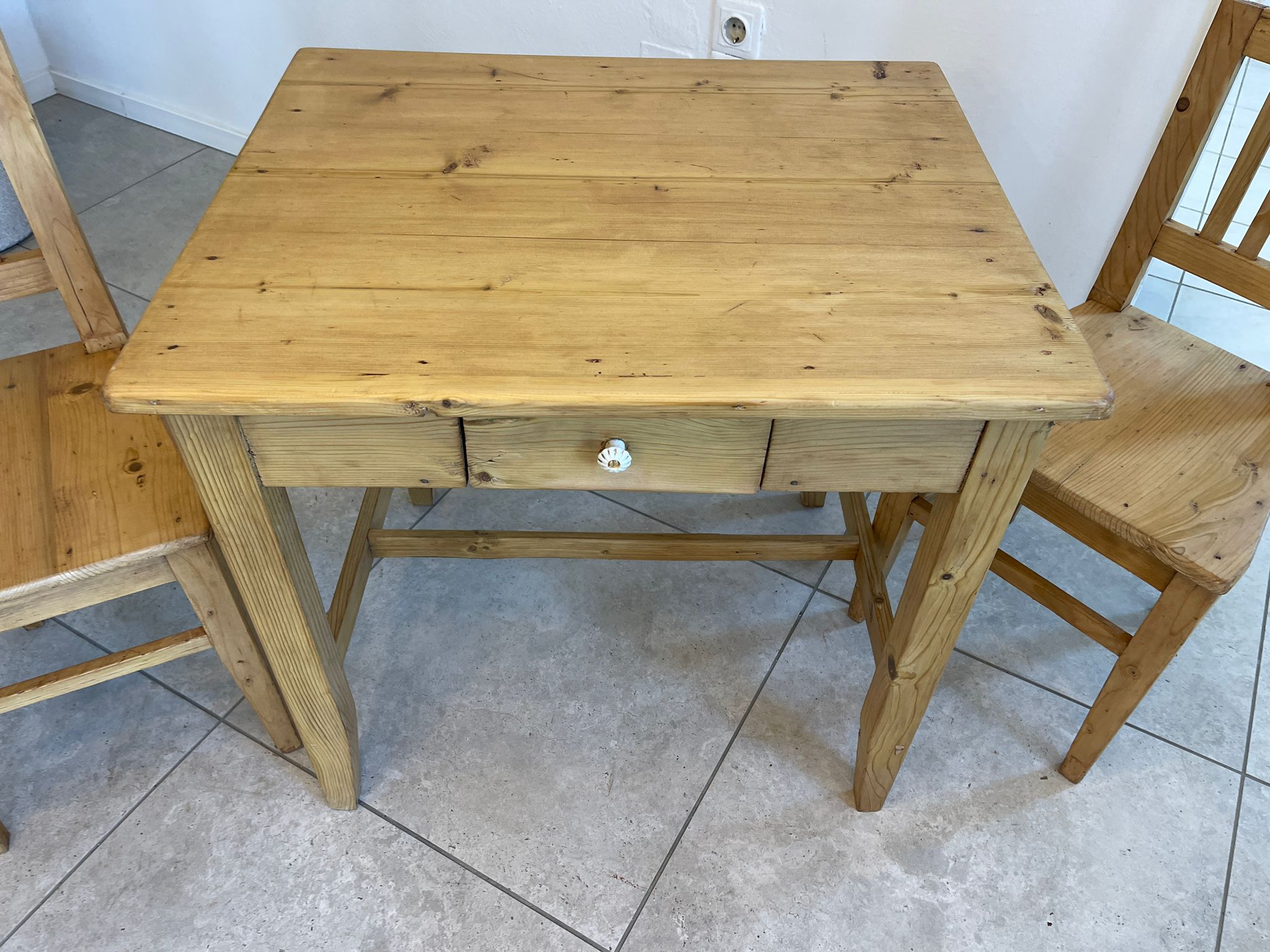 bebb3ce7-f37b-48f4-a005-2d7f7fc8f1d9 Kinderschreibtisch Naturholz mit 2 Sesseln, restauriert, A4901