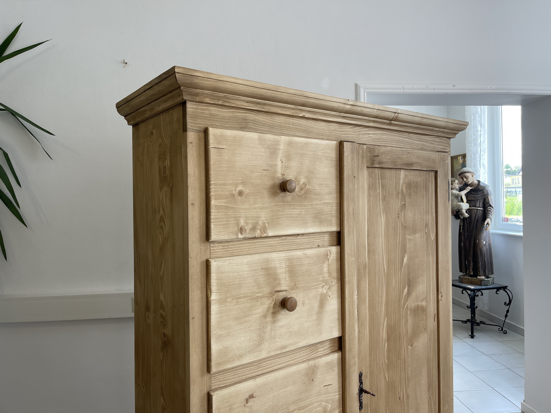 IMG_8017 Antiker Brotschrank Almerschrank aus Weichholz mit Patina - Speiskasten A4389