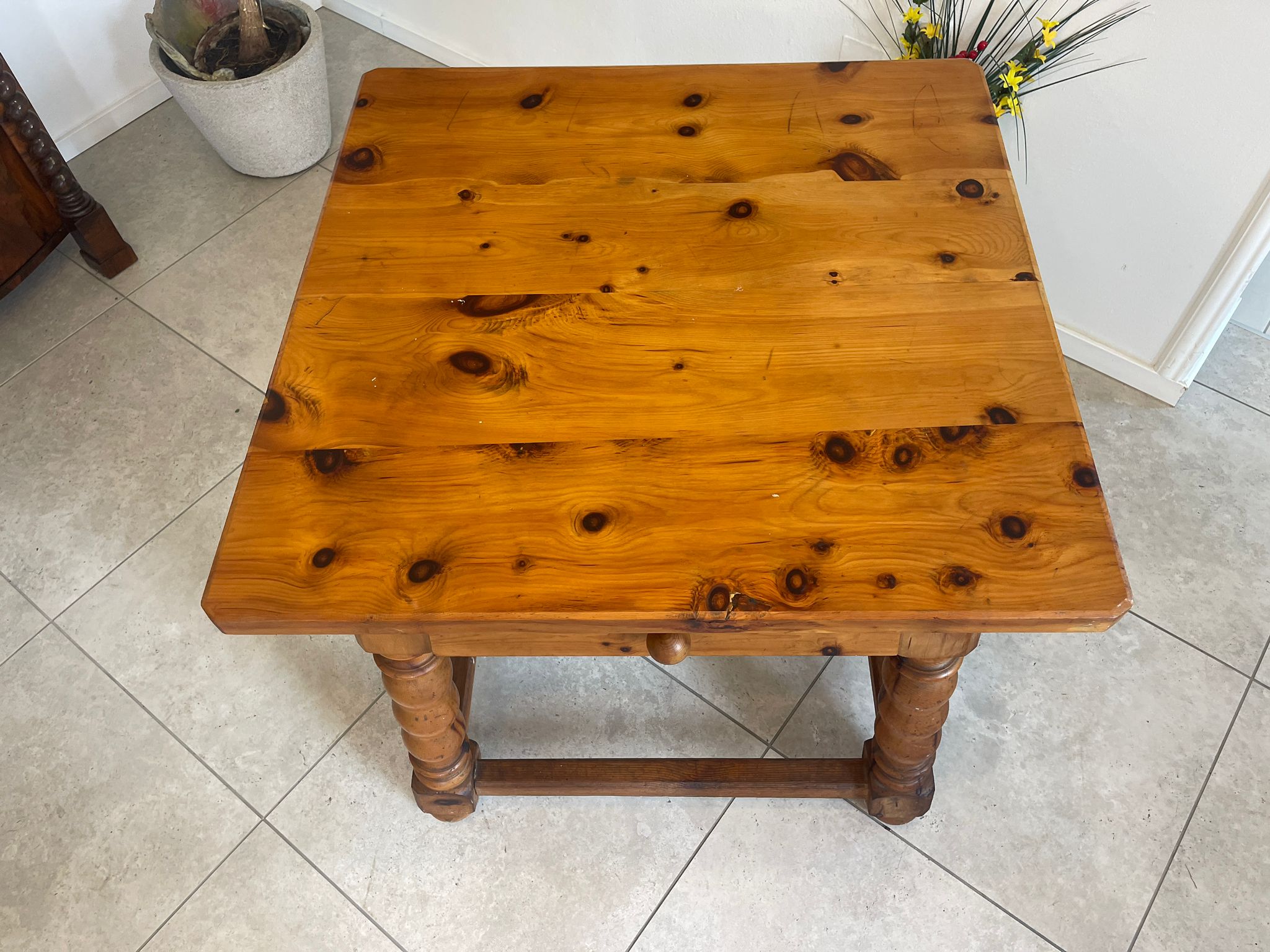 f81815d8-af5f-4481-9f1e-ba51585ef591 Alter Bauerntisch aus Zirbenholz, rustikal und antik für Bauernstube A4768