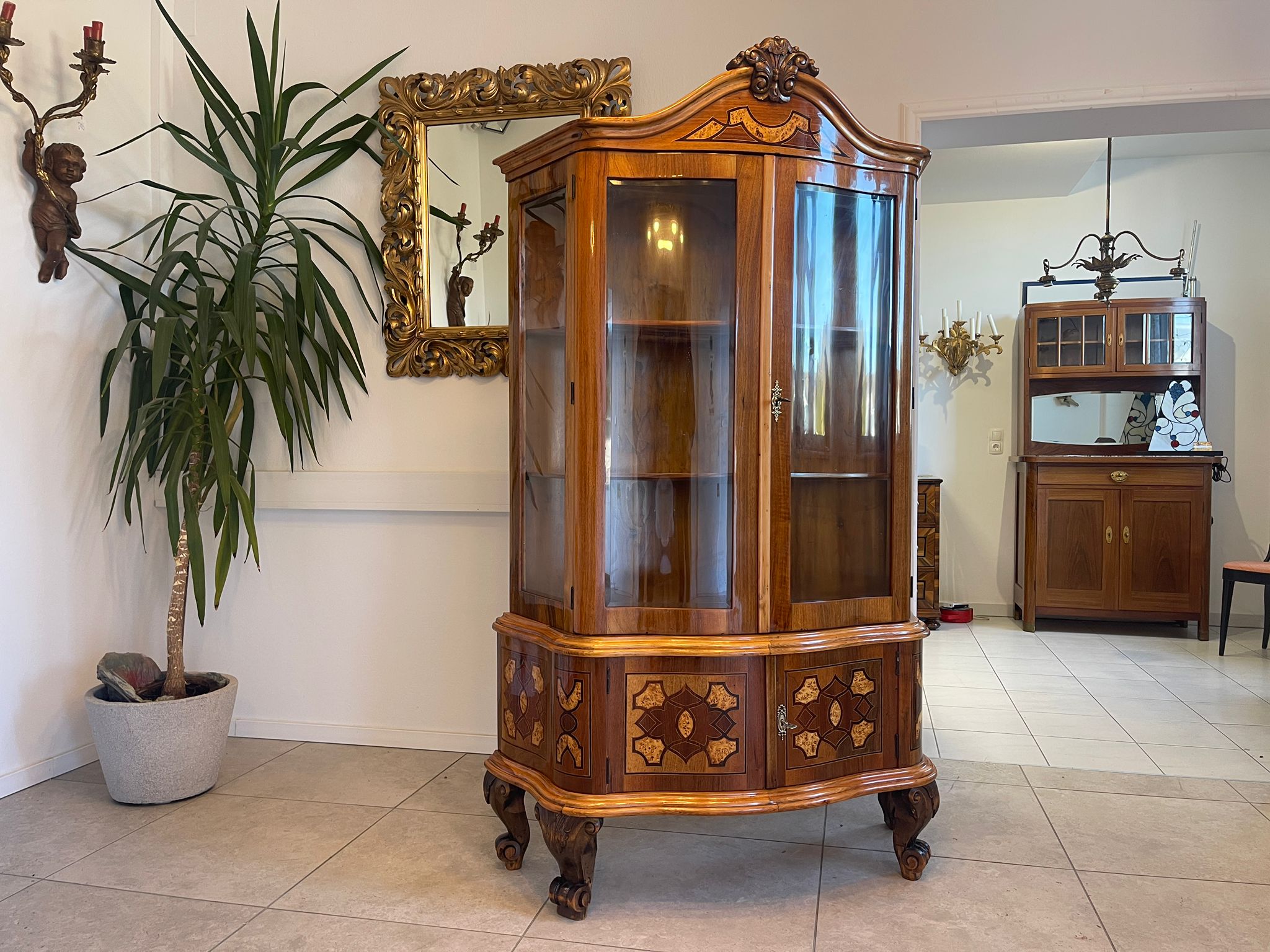 4aab36d7-ab62-41fb-8233-b264c70b5003 Restaurierte Barock Vitrine Glasschrank mit Marketerien aus Holz A5100