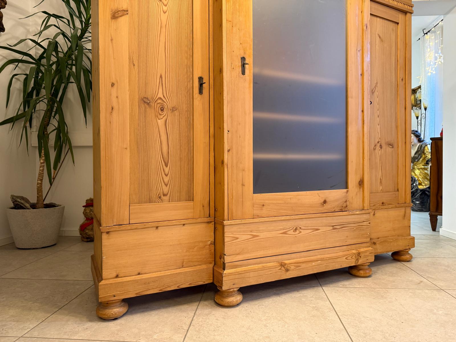 Originaler 3 teiliger Gründerzeit Garderobenschrank Weichholz Antiquität G2401