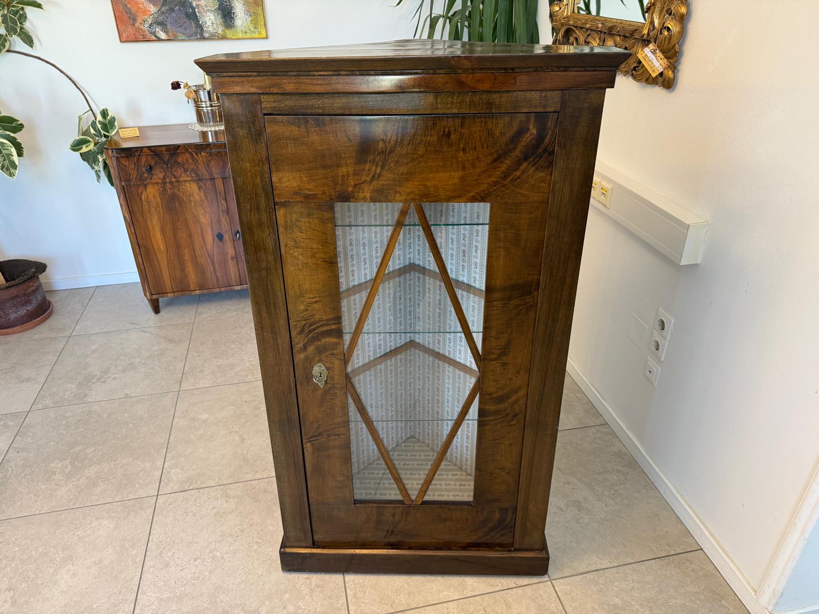 Originale Biedermeier Eckvitrine Bücherschrank Nussholz G1992