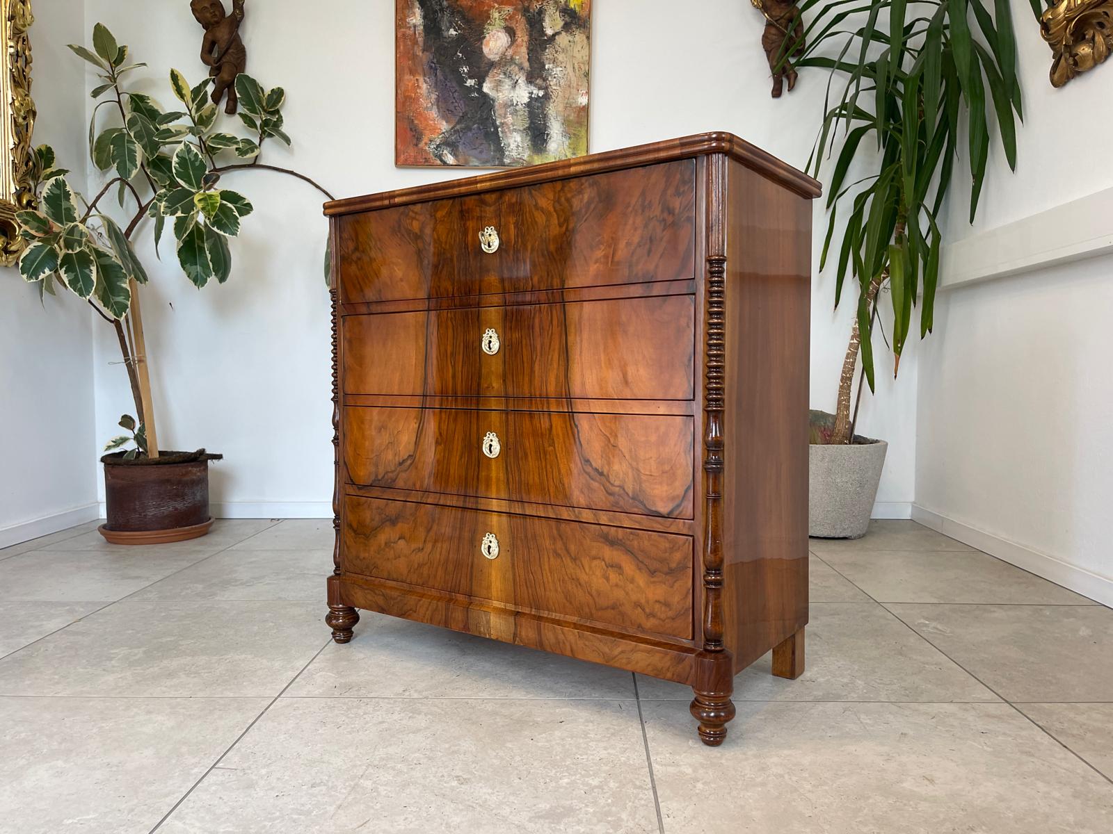 Restaurierte Nussholzfurnierte Spät Biedermeier Kommode Antiquität G1744
