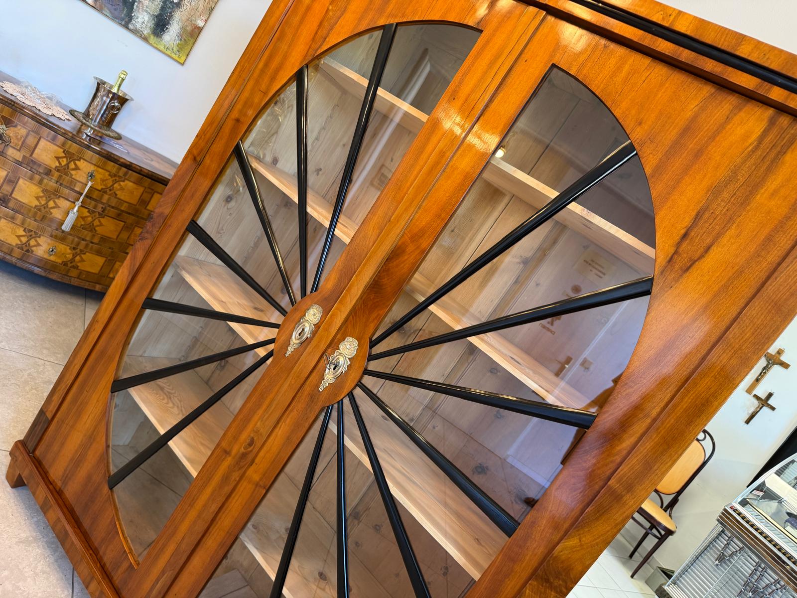 Biedermeier Vitrine Sonnenvitrine Bücherschrank Bibliotheksschrank Nussholz D2607