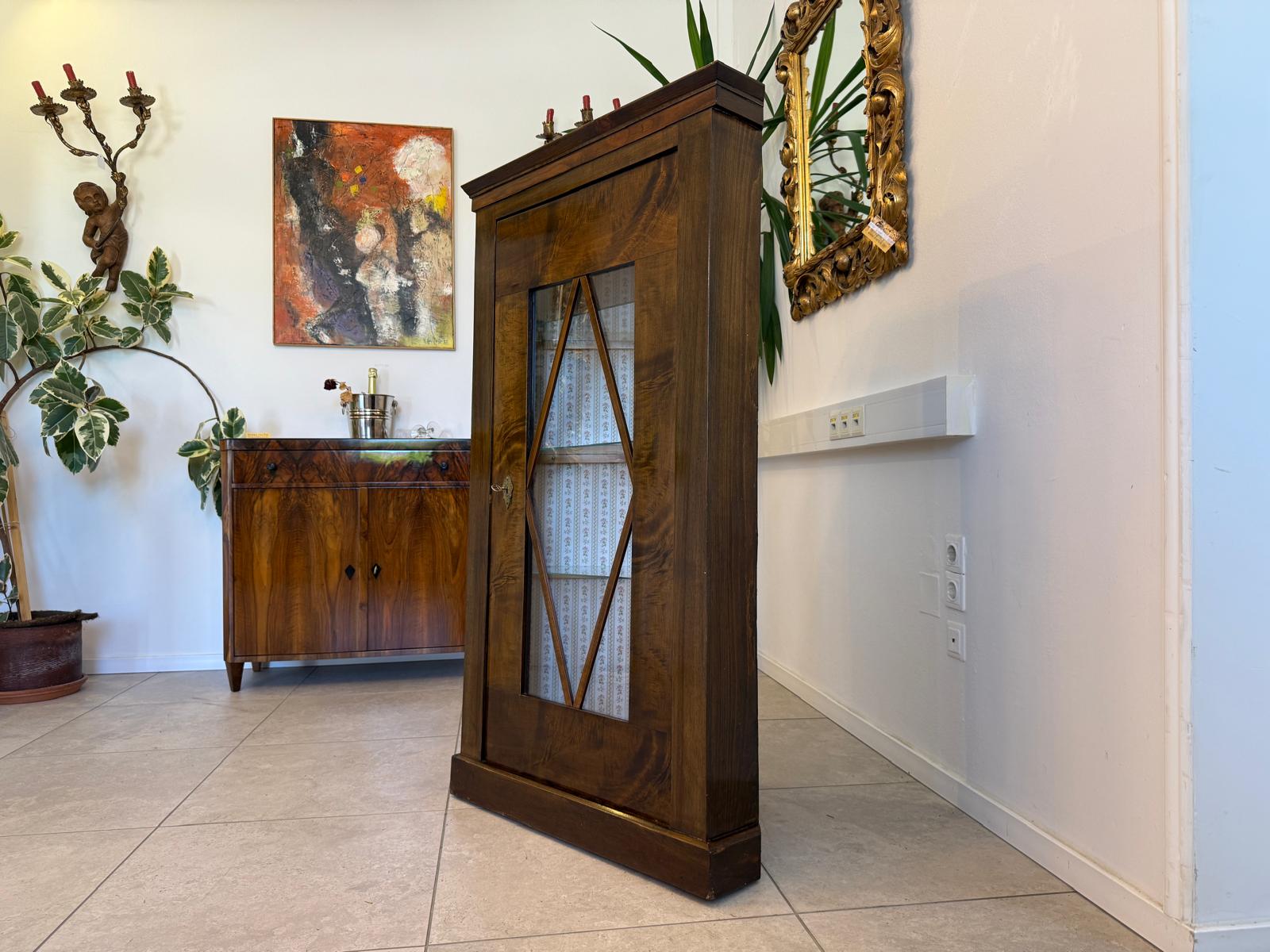Originale Biedermeier Eckvitrine Bücherschrank Nussholz G1992 Originale Biedermeier Eckvitrine Bücherschrank Nussholz G1992