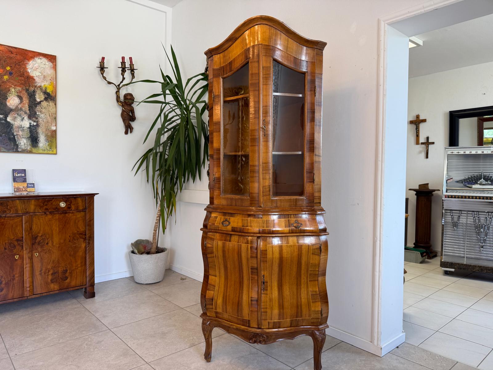 hübsche Vitrine im Barockstil Eckvitrine Eckschrank D2516