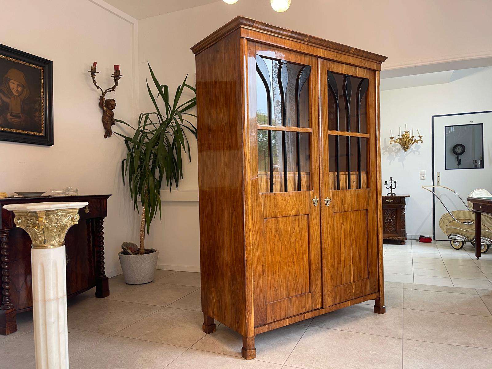 a1a2c484-765f-4865-9c27-6f060c655bcc Antiquität Sale Biedermeier Vitrine Bücherschrank Nussholz Antiquität A4932