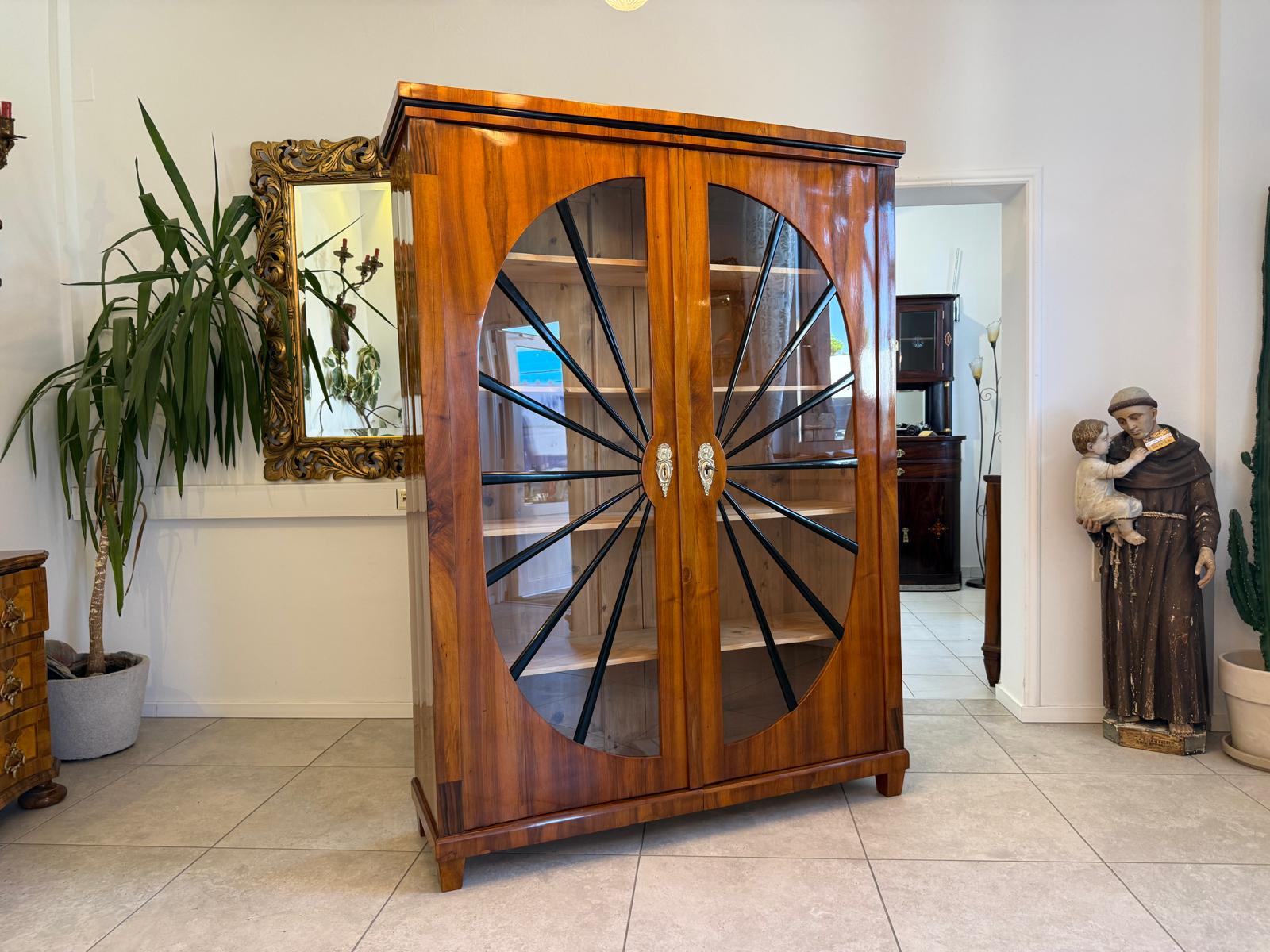 Biedermeier Vitrine Sonnenvitrine Bücherschrank Bibliotheksschrank Nussholz D2607