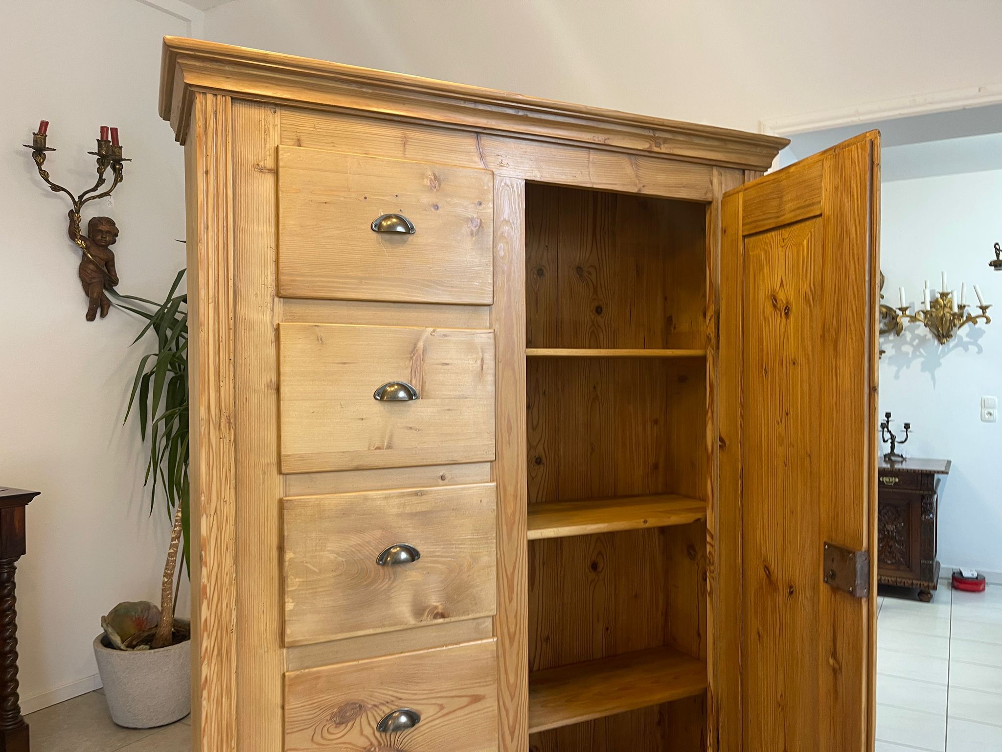 d7d9b339-99fe-44c6-86d8-a6b54be4dcbb Bäuerlicher uriger Brotschrank Almerschrank Speiskasten Bauernkasten A5029