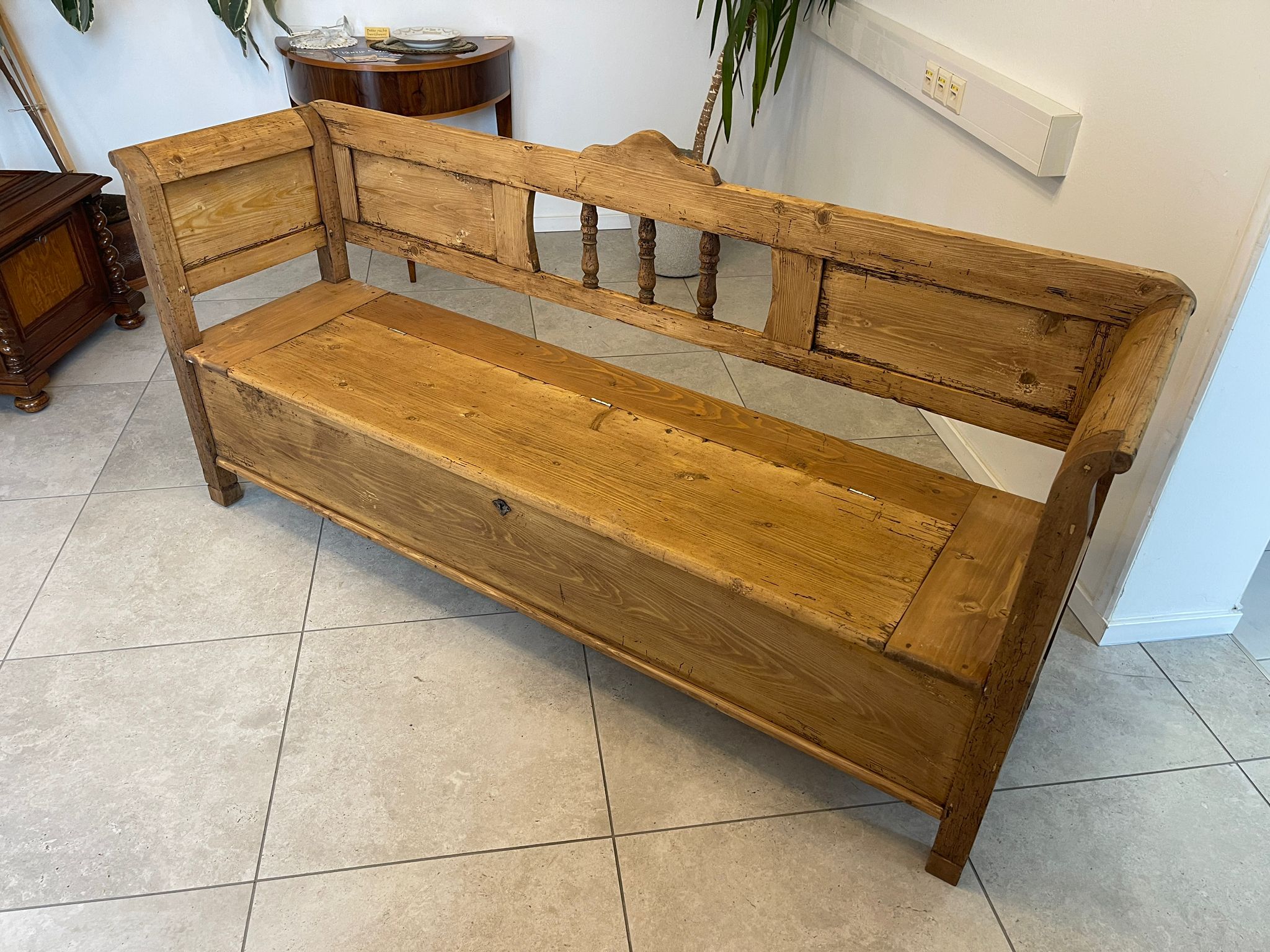 ace16693-97fe-4259-83be-eaa7337a0c14 Provinzielle Biedermeier Truhenbank Landhausbank A5065