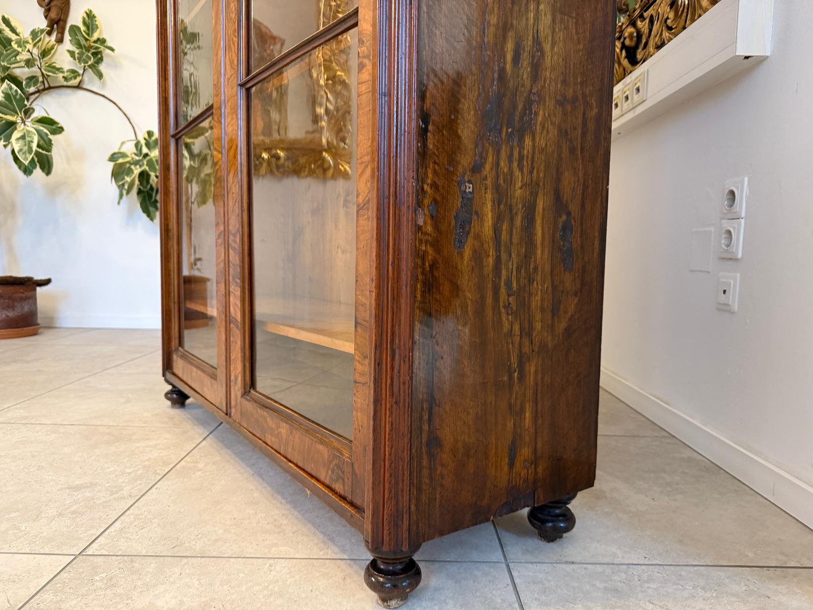 Biedermeier Vitrinenschrank Glasschrank Nussholz Kleiderschrank G2228