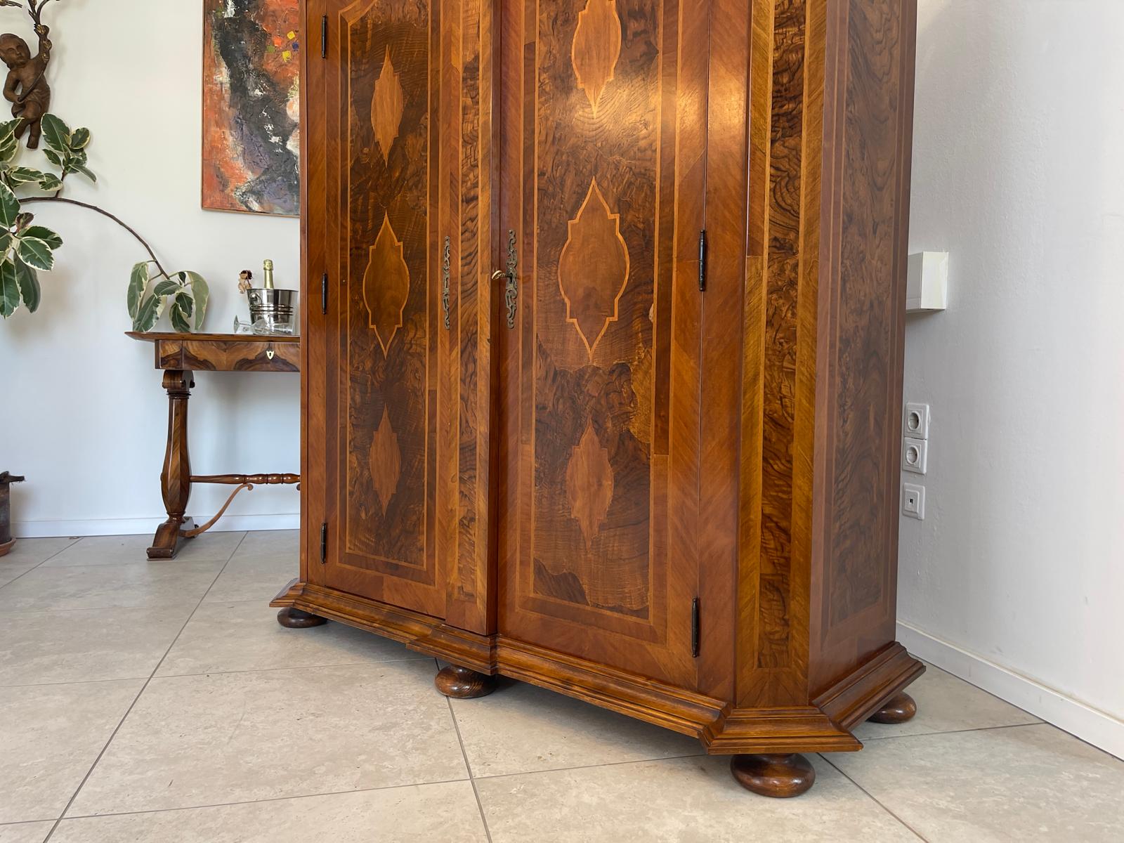 Barockstil Schrank Intarsiert Nussholz Bücherschrank Stilschrank G1714