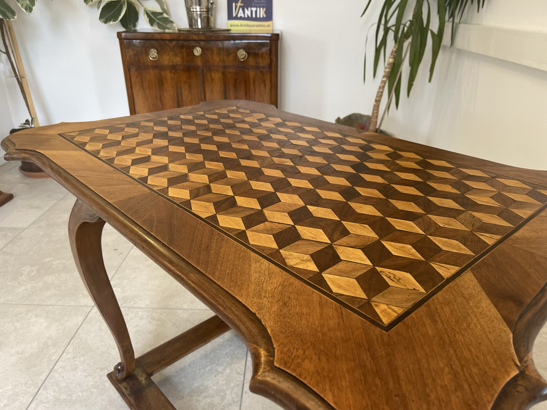 Waffenschrank-Bauernkasten_77 Originaler Barock Tisch Antik aus Nuss, Spieltisch, sehr schöner Zustand B1111