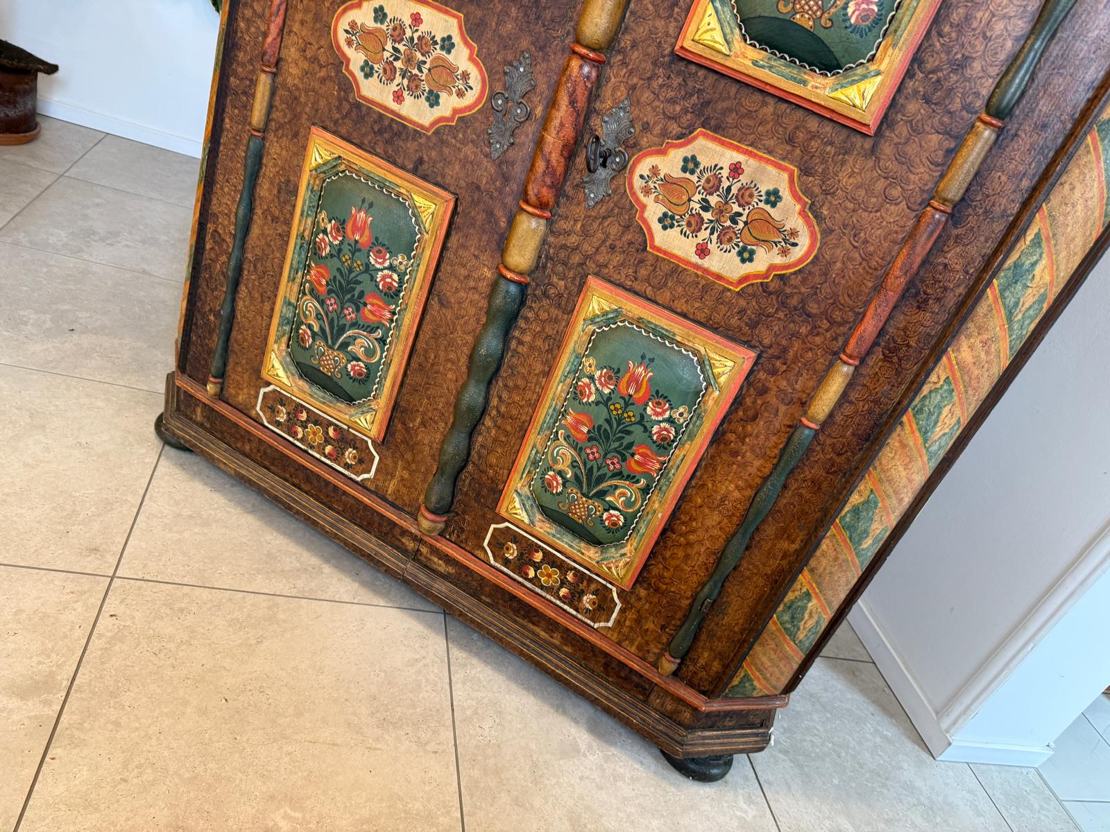 Handbemalter Bauernschrank mit Blumendekor, antiker Biedermeier Bauernkasten G2376