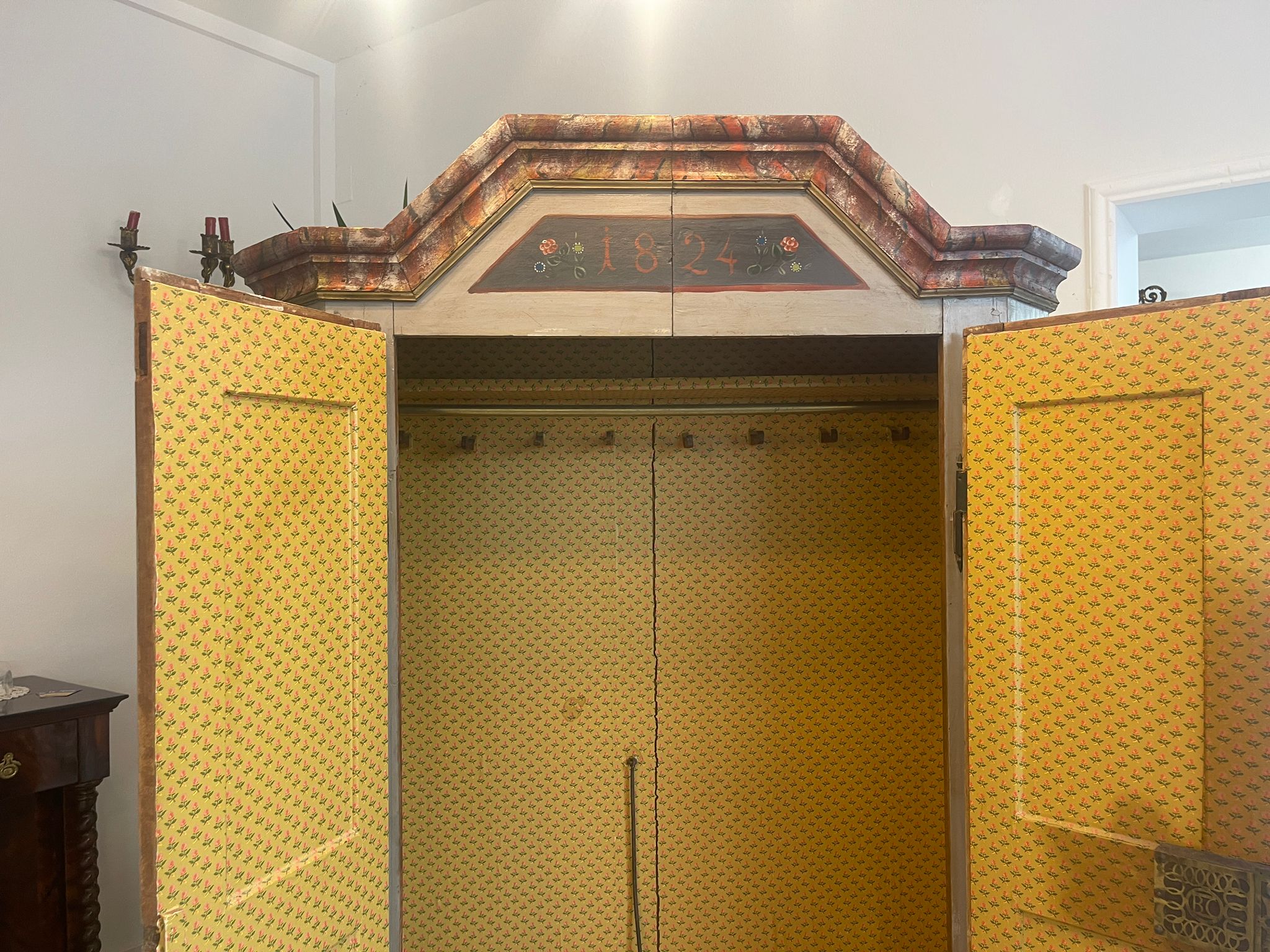 26e25ab2-c04e-4b59-8e05-aca780f740ed Antiker Bauernschrank Handbemalt Biedermeier Dielenschrank A4838