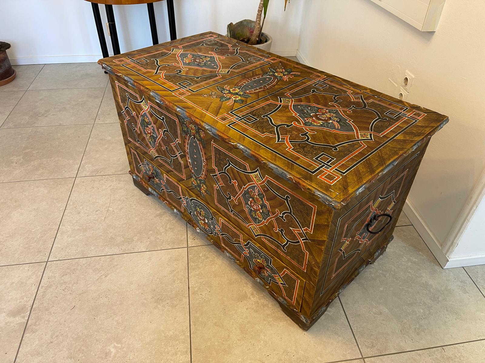 Urige gefasste bemalte Bauerntruhe mit Blumenmotiven G1270