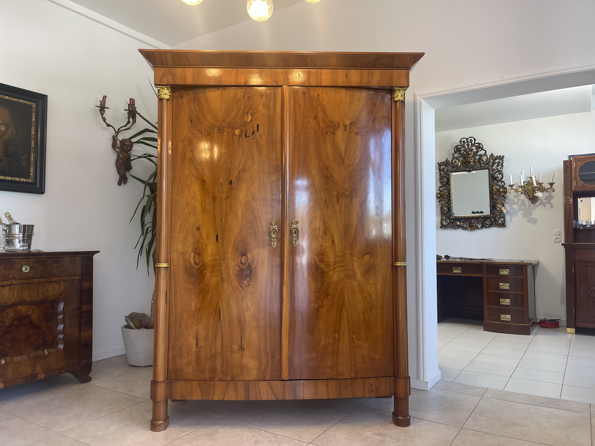 IMG_9635axwE8nlE8GrQP Altrestaurierter Empire Säulenschrank Kleiderkasten Nussholz A4468