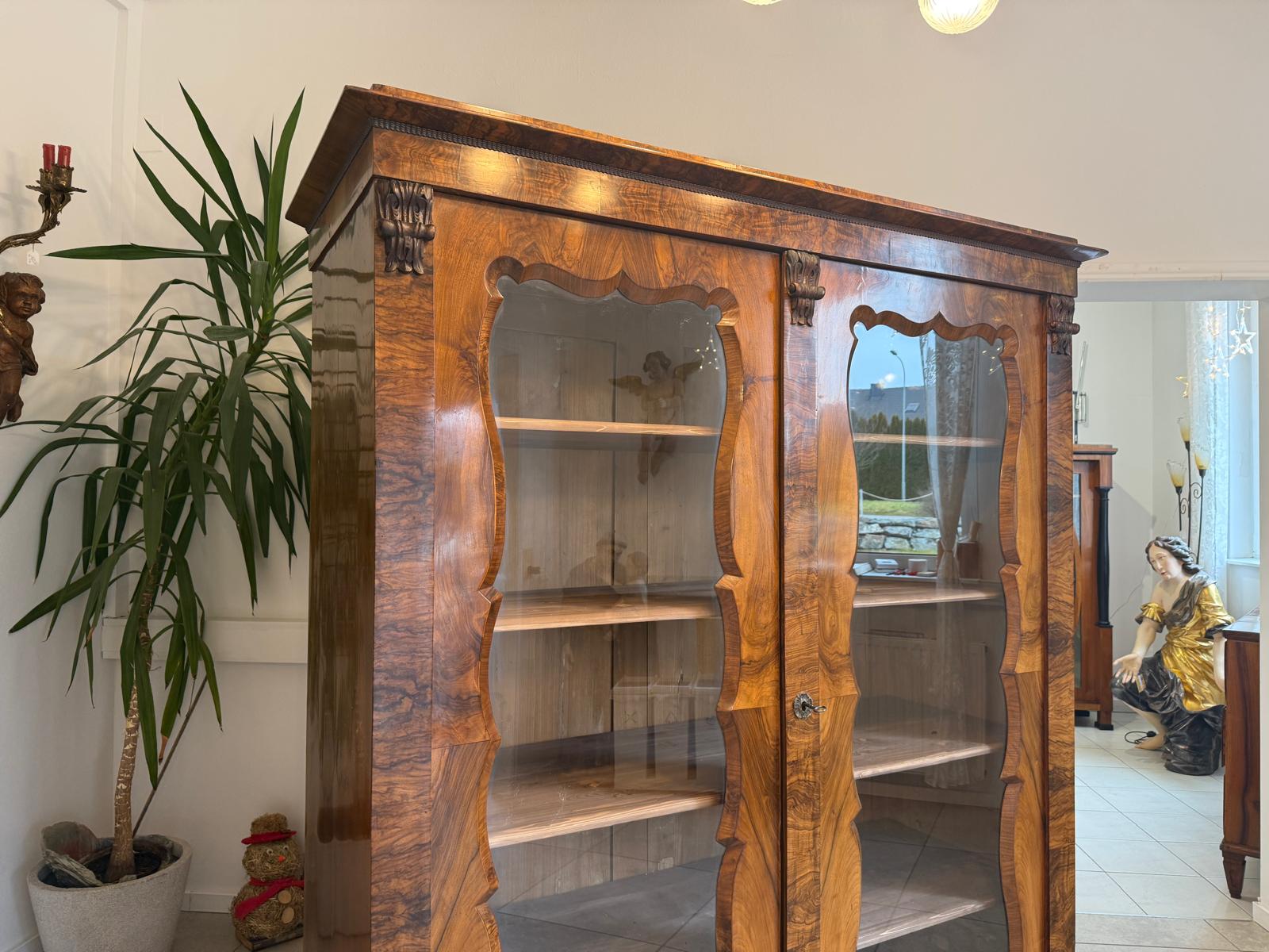 Biedermeier Vitrinenschrank Glasschrank Nussholz Kleiderschrank G2365