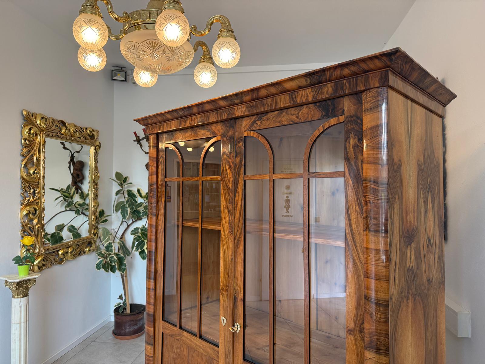 SALE Biedermeier Vitrine Bücherschrank Sammlervitrine Nussholz Antiquität G1813